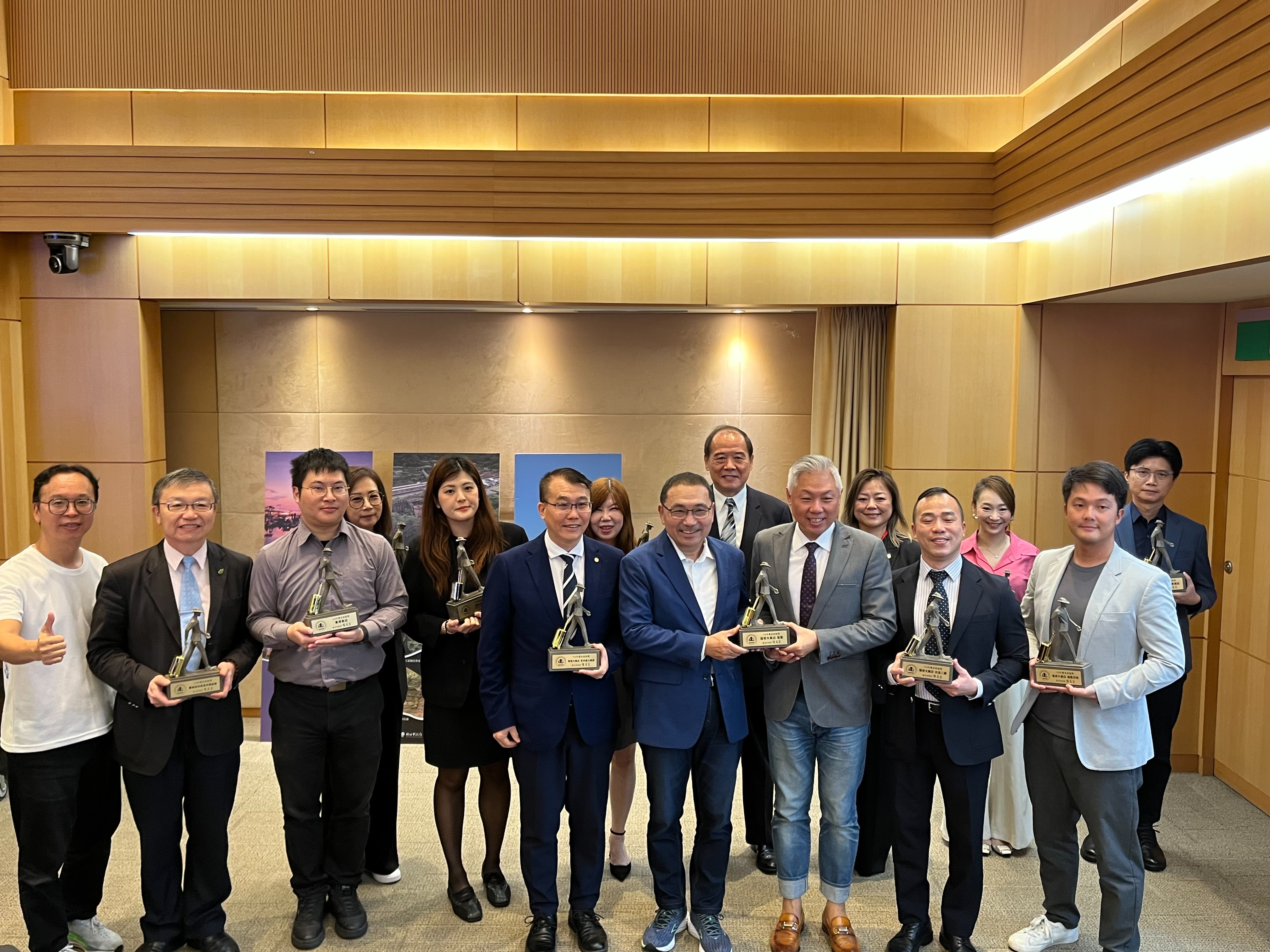 侯友宜市長親自表揚新北優良旅館得金獎業者，鼓勵業者共同打造新北市優質住宿環境。