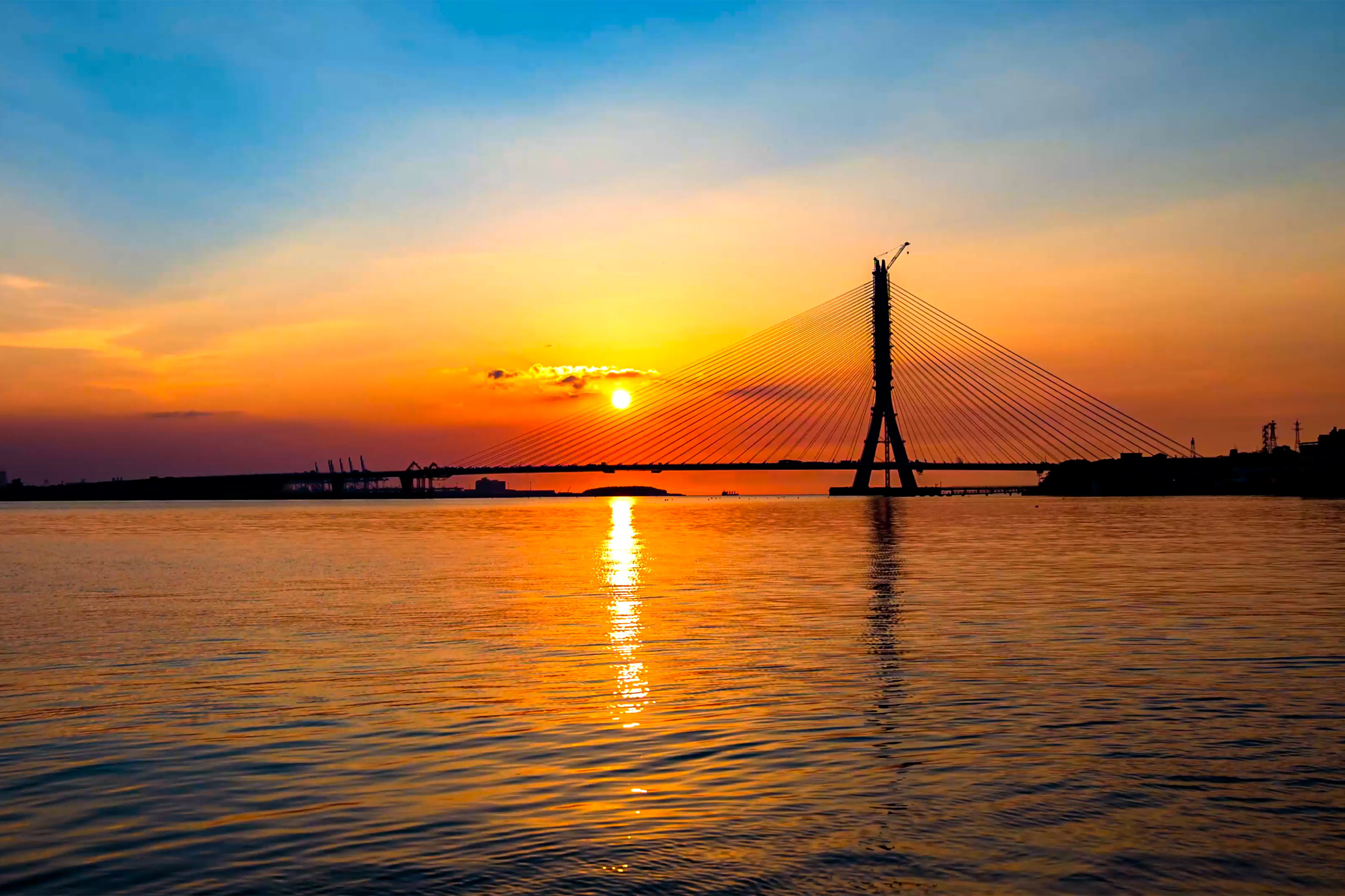 即將通車的淡江大橋以「海天新門戶」之姿，串聯淡水、八里、金山與貢寮沿線景點，成為青春山海線的重要交通節點。