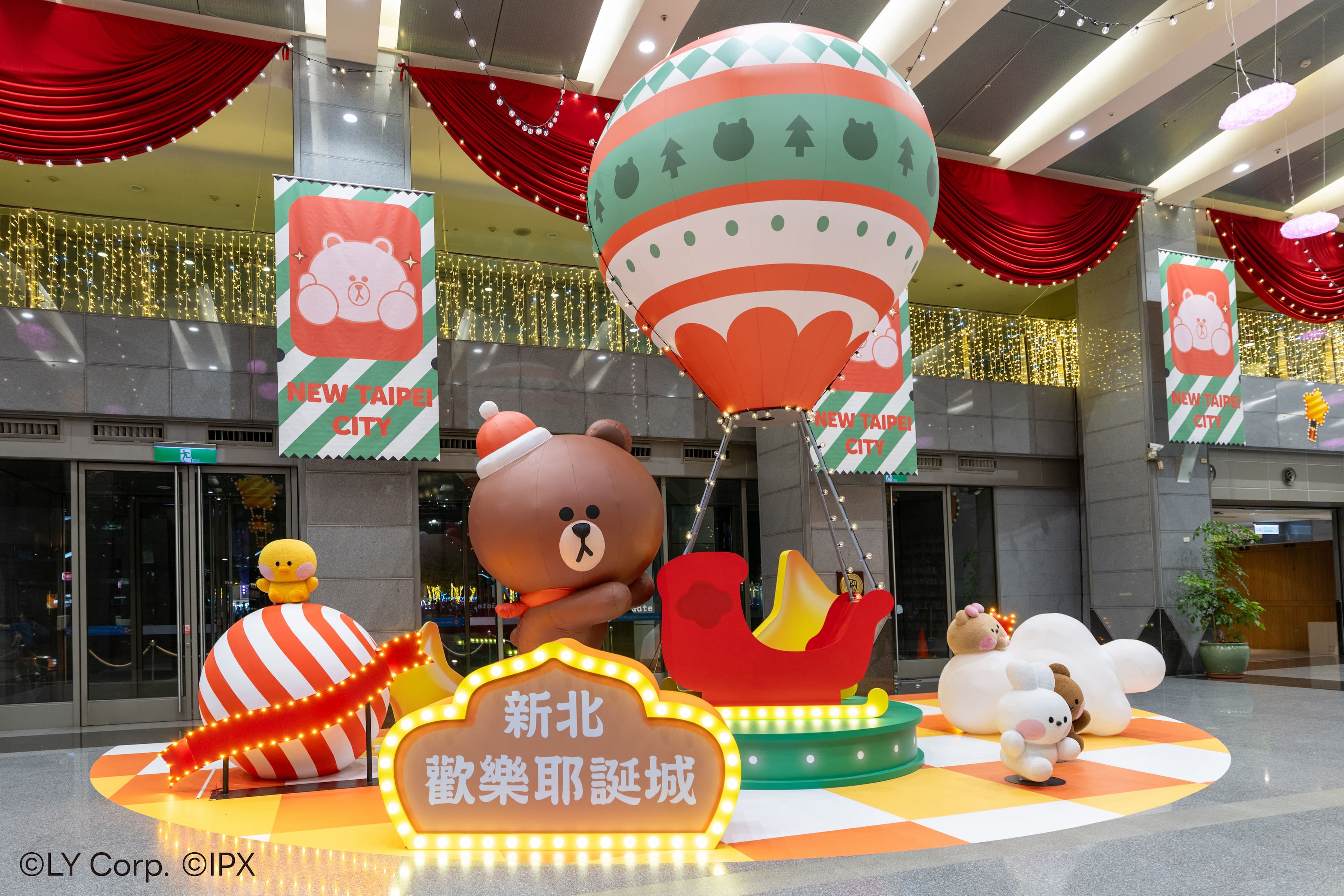 市府一樓大廳中央有「熊大探險號」熊大熱情邀請大家乘上耶誕雪橇熱氣球，是最適合互動玩樂的歡樂場所！
