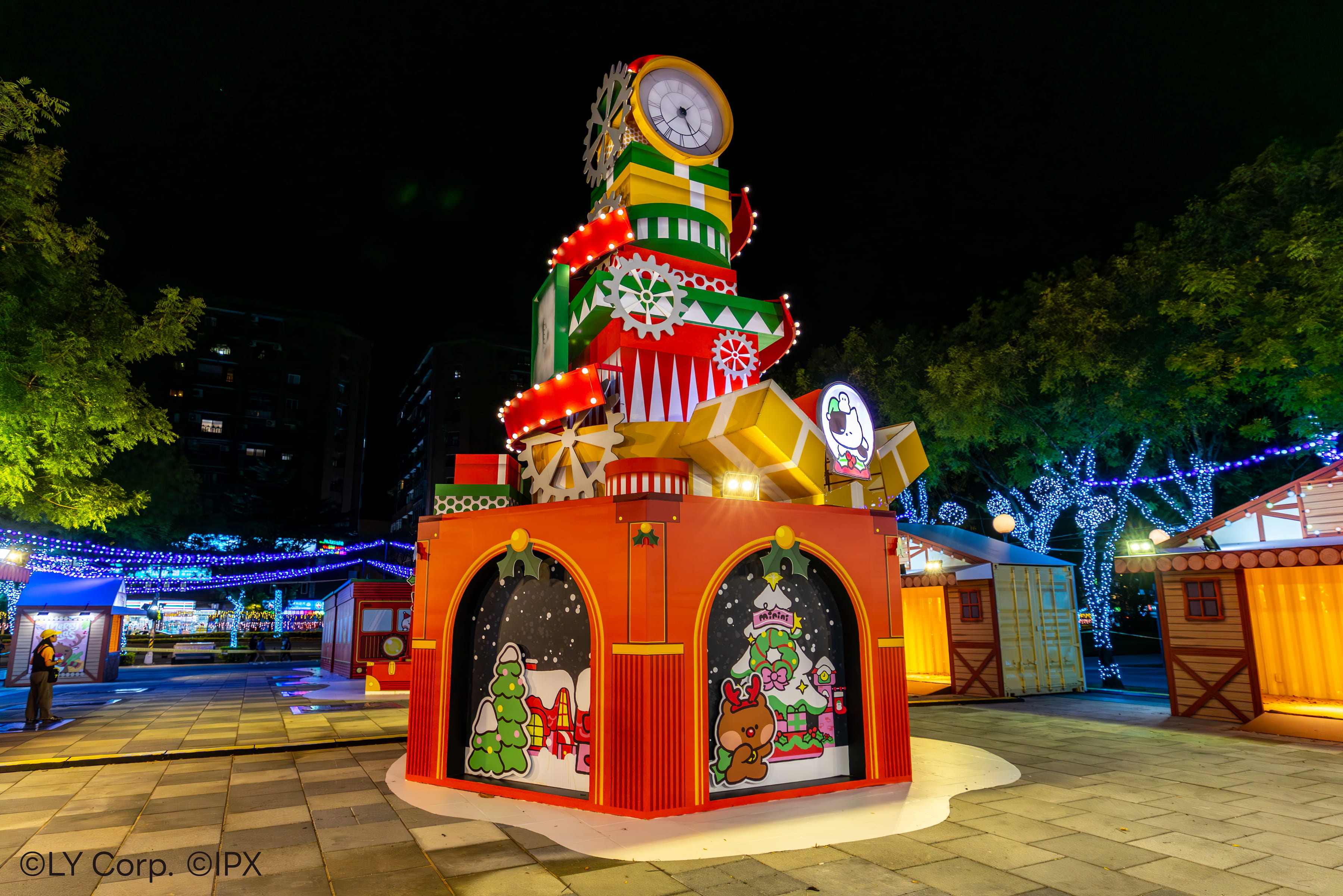 「魔幻時鐘塔」矗立在站前廣場中間，成為最吸睛的焦點裝置。