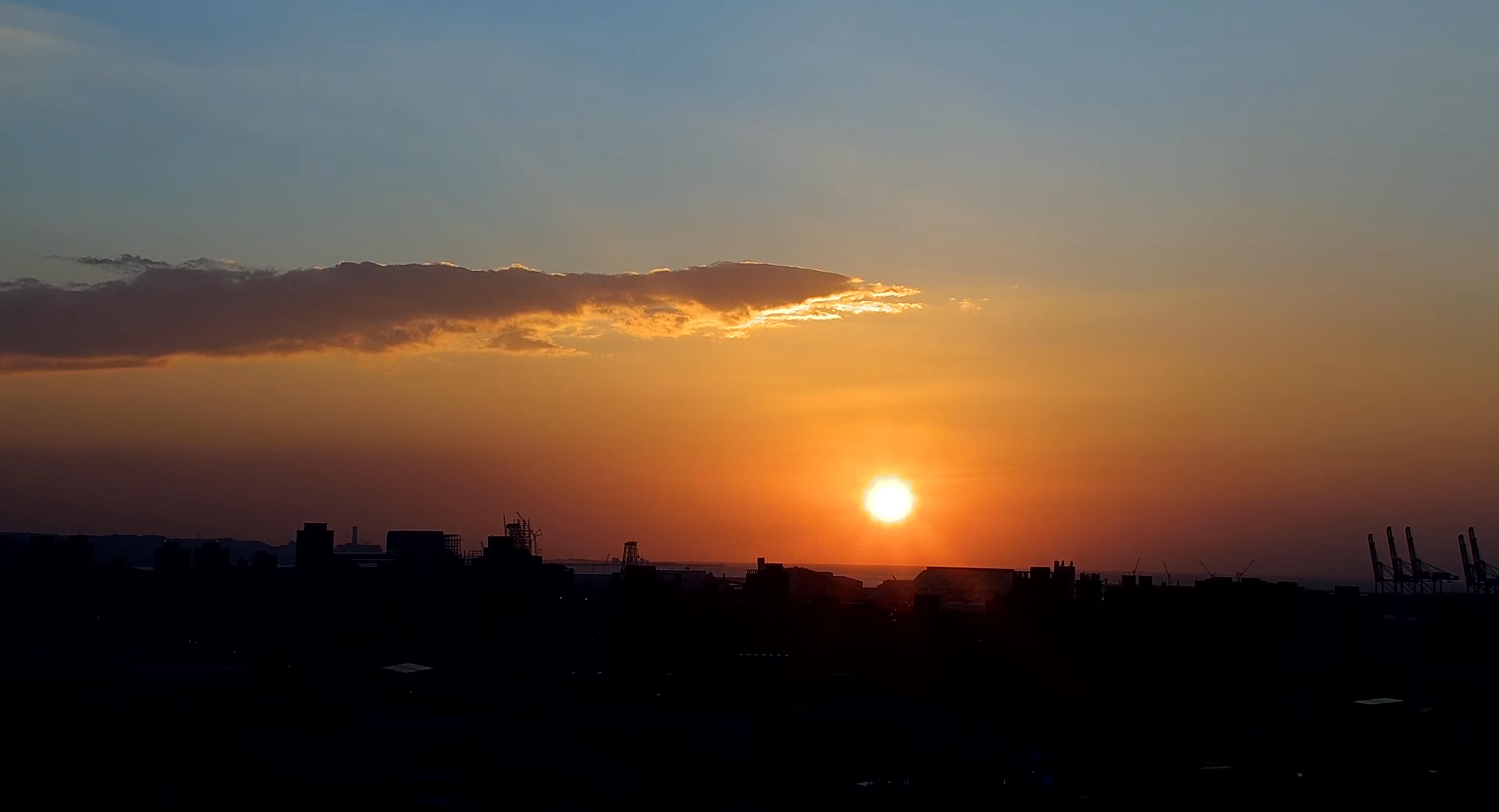 民眾可透過「新北旅客New Taipei Tour」Youtube頻道觀看淡水八里黃昏時分的夕陽美景