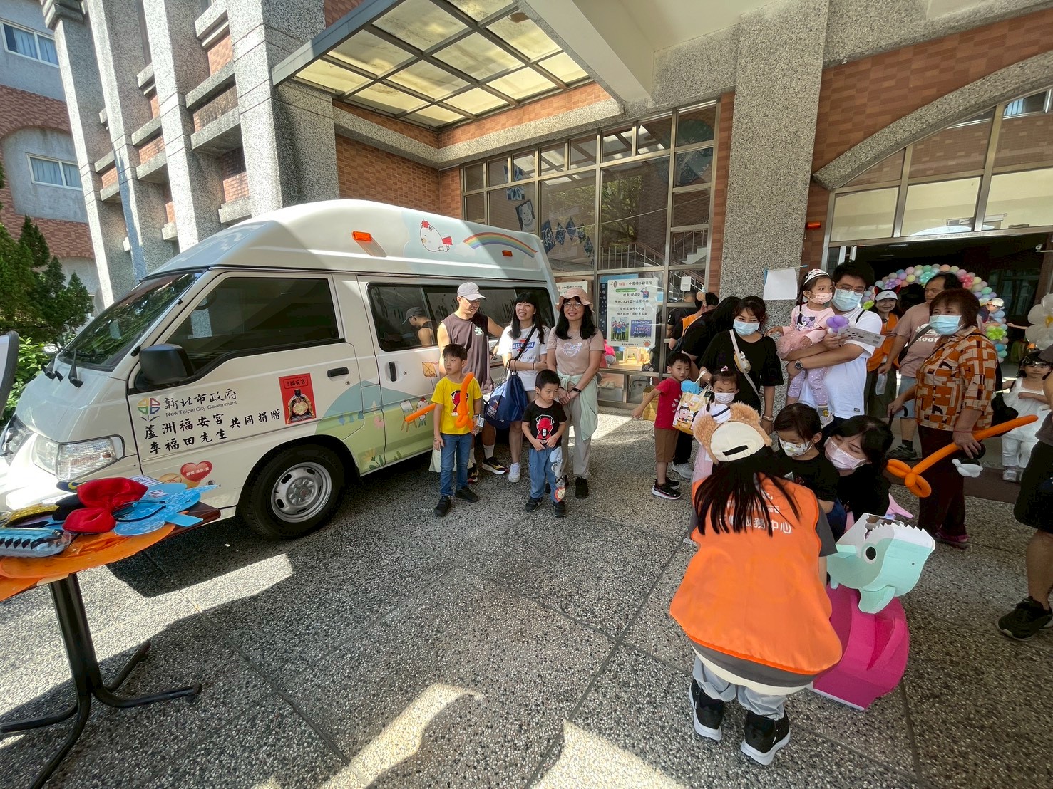 新北市第4區早期療育社區資源中心在三峽中園國小，結合語言治療所、玩具銀行等16個單位，共同舉辦「童話狂歡節」闖關活動 吸引許多家長帶小孩參加