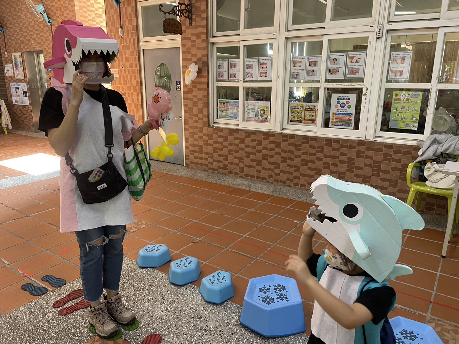 冰雪女王關卡 由孩子扮演小鯊魚跨過浮冰找鯊魚媽媽 主要是篩檢孩子大肢體動作的發展