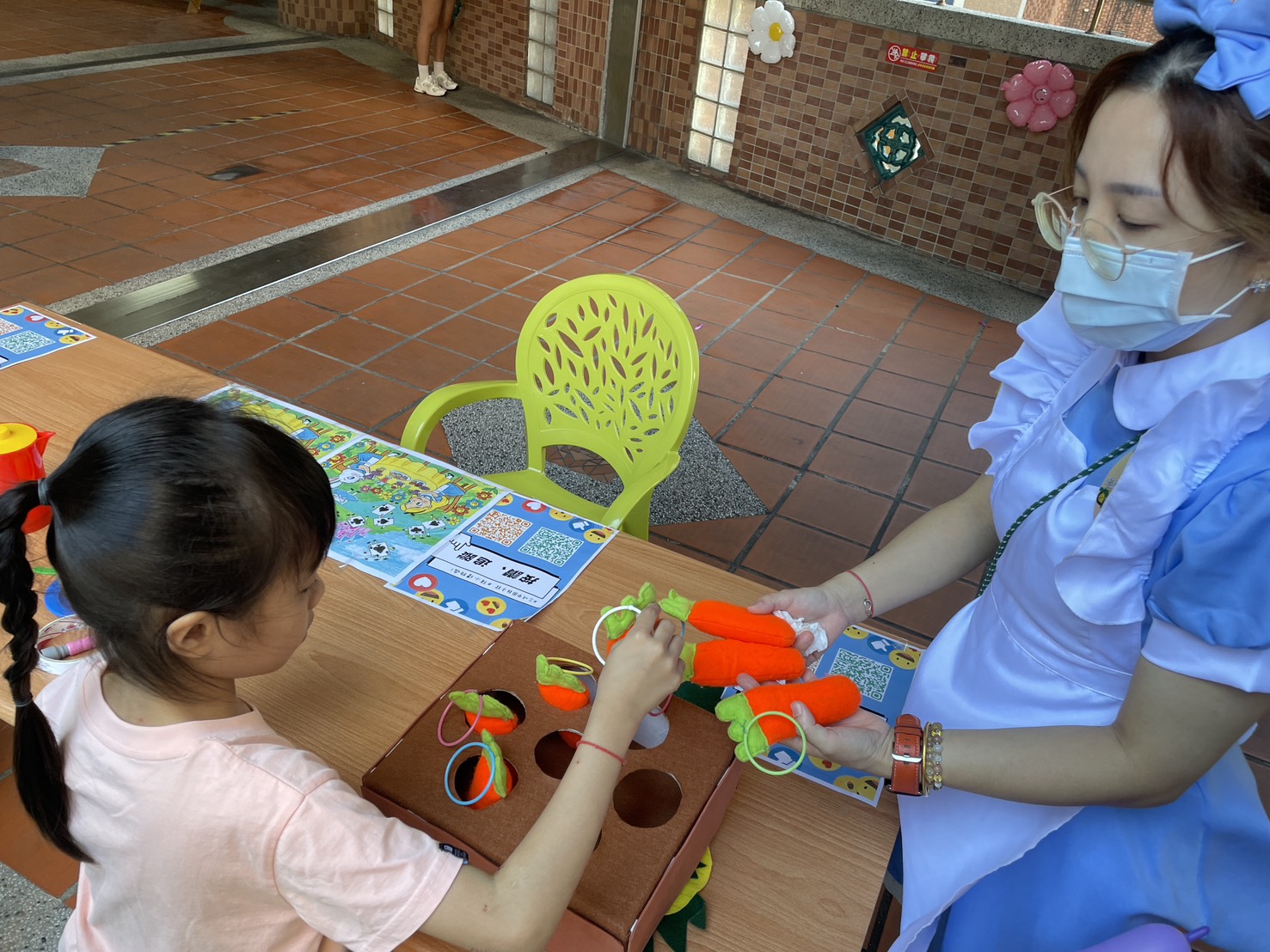  老師透過小朋友拔蘿蔔遊戲 篩檢她的小肌肉發展