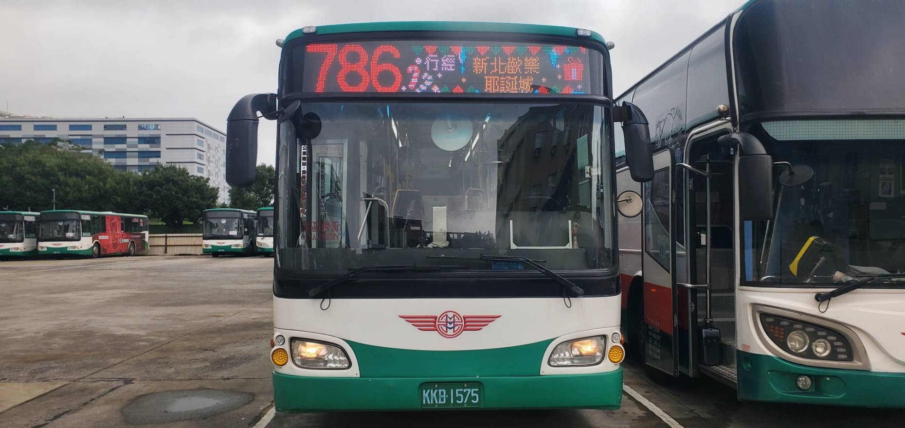 行經新北歡樂耶誕城車頭LED顯示