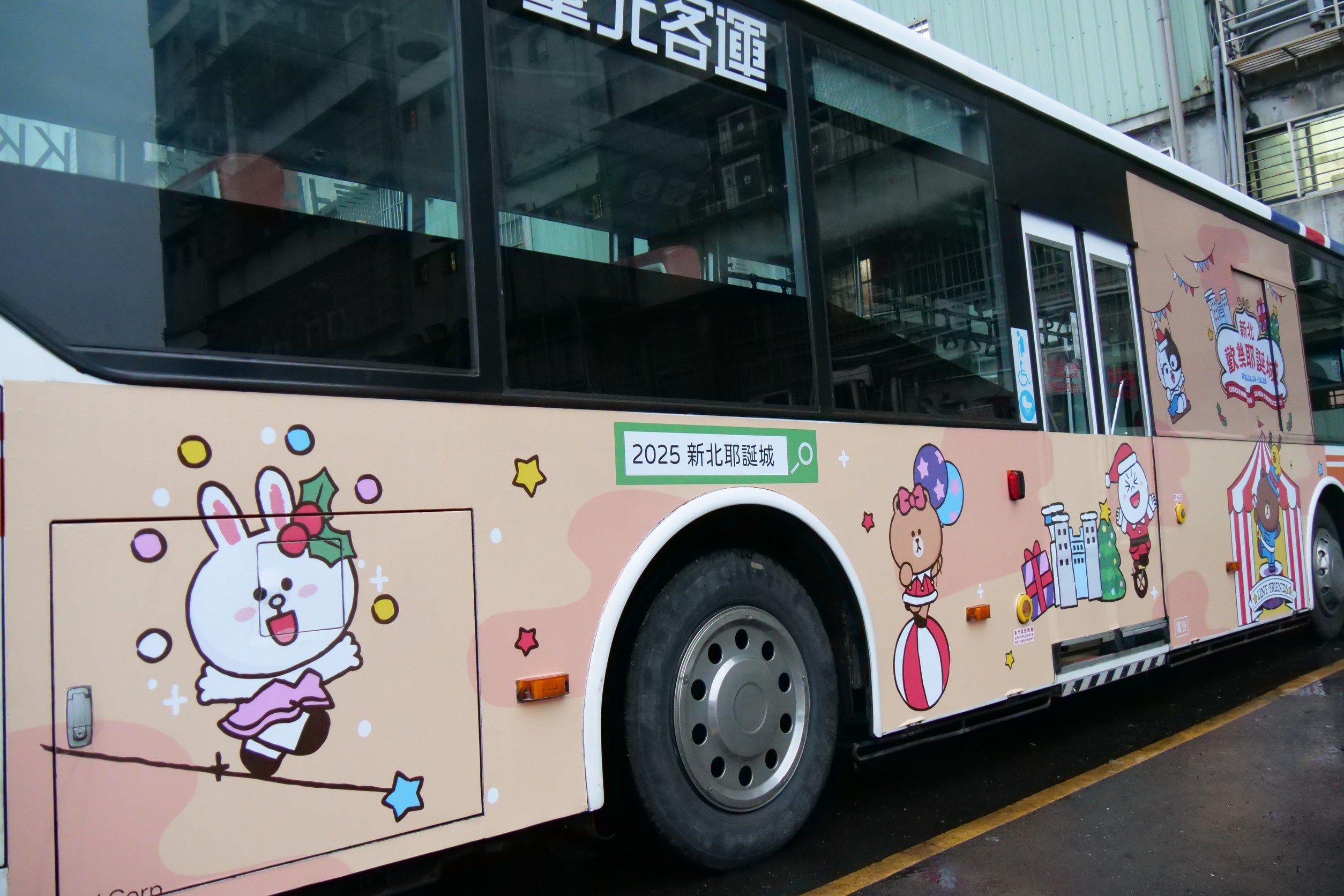 「LINE FRIENDS」耶誕城主題公車.jpg