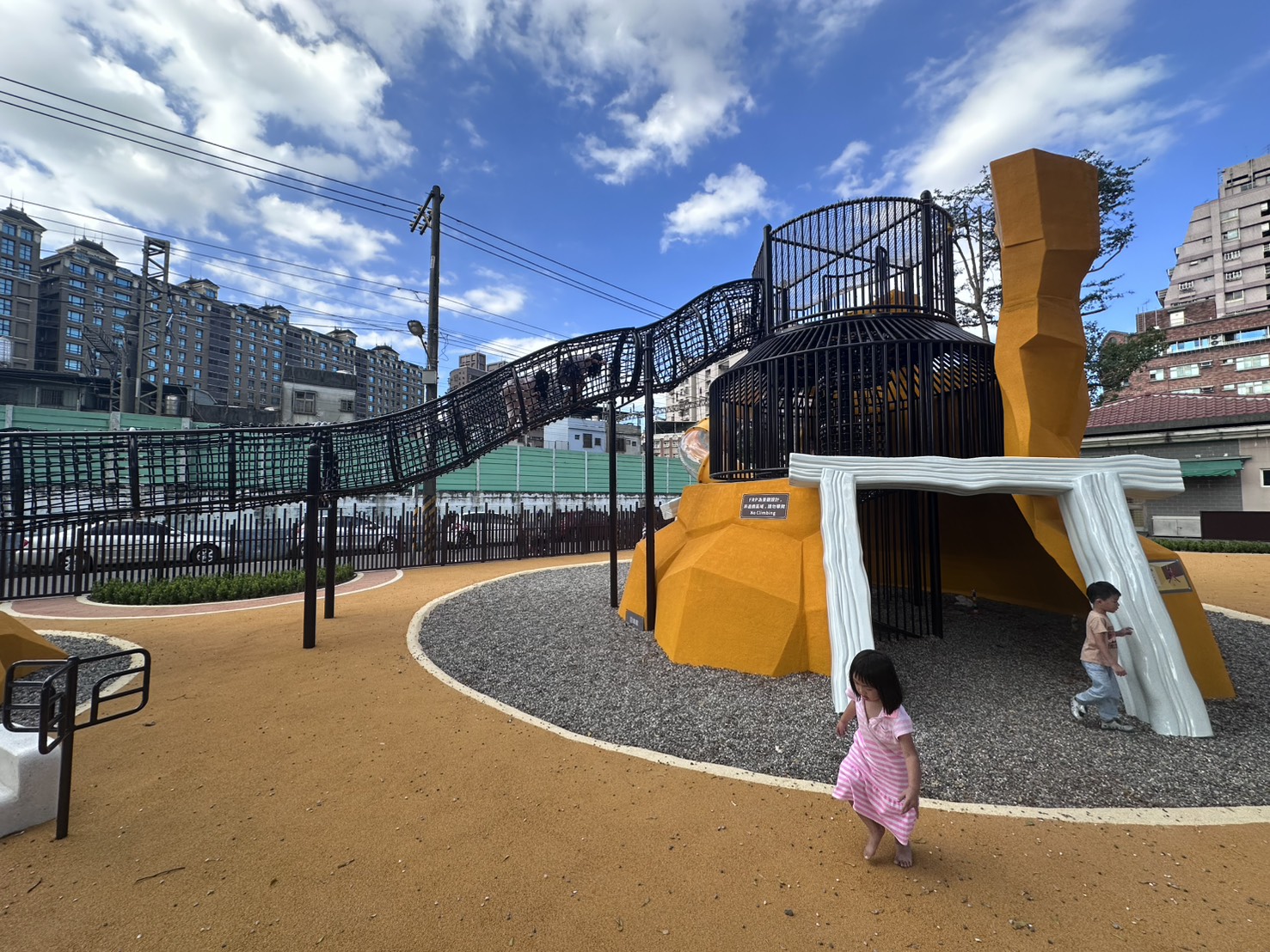 鎮前親子公園全新遊具登場，攀爬挑戰與故事氛圍結合，成為孩子們的最愛
