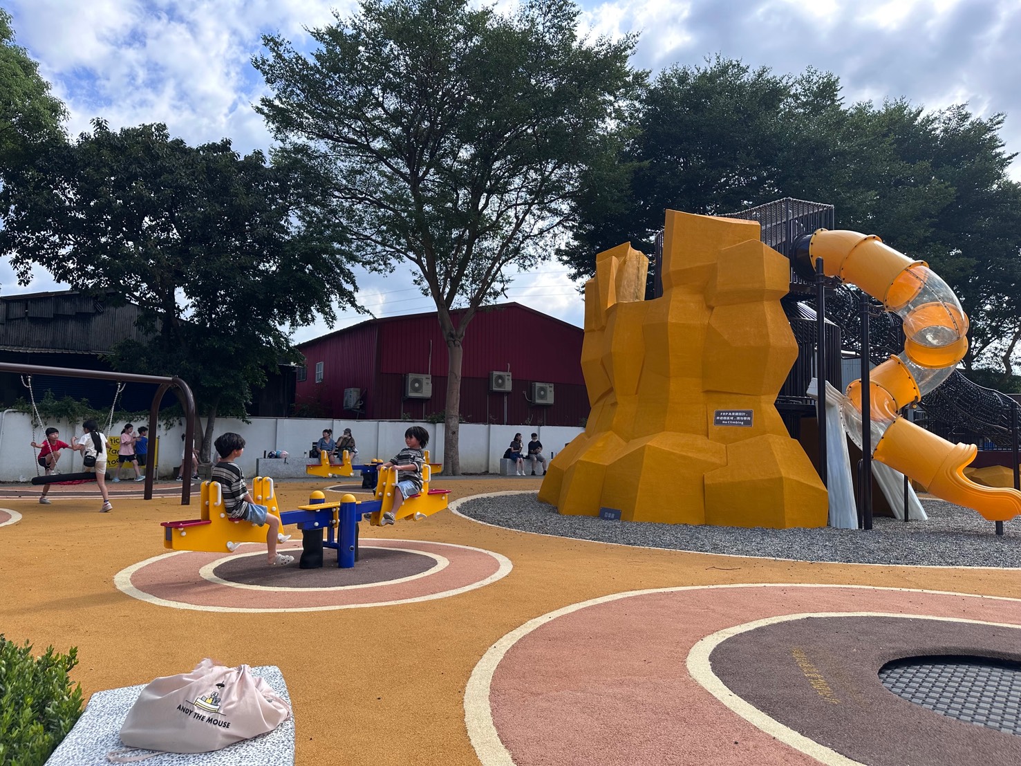 大型滑梯旁，還設置小朋友最愛的蹺蹺板及跳床