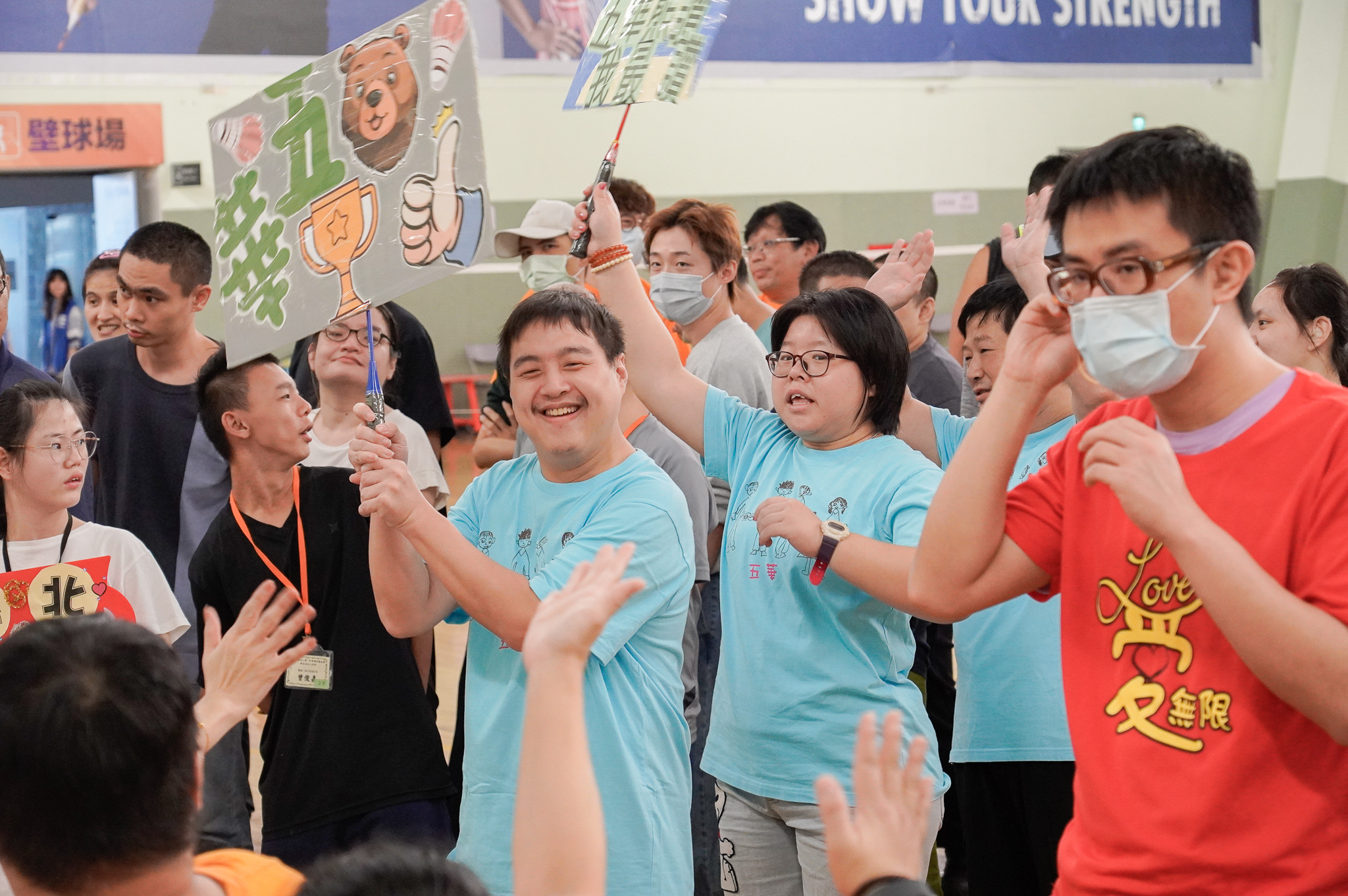 智青羽球賽事身障學員在場邊熱情應援