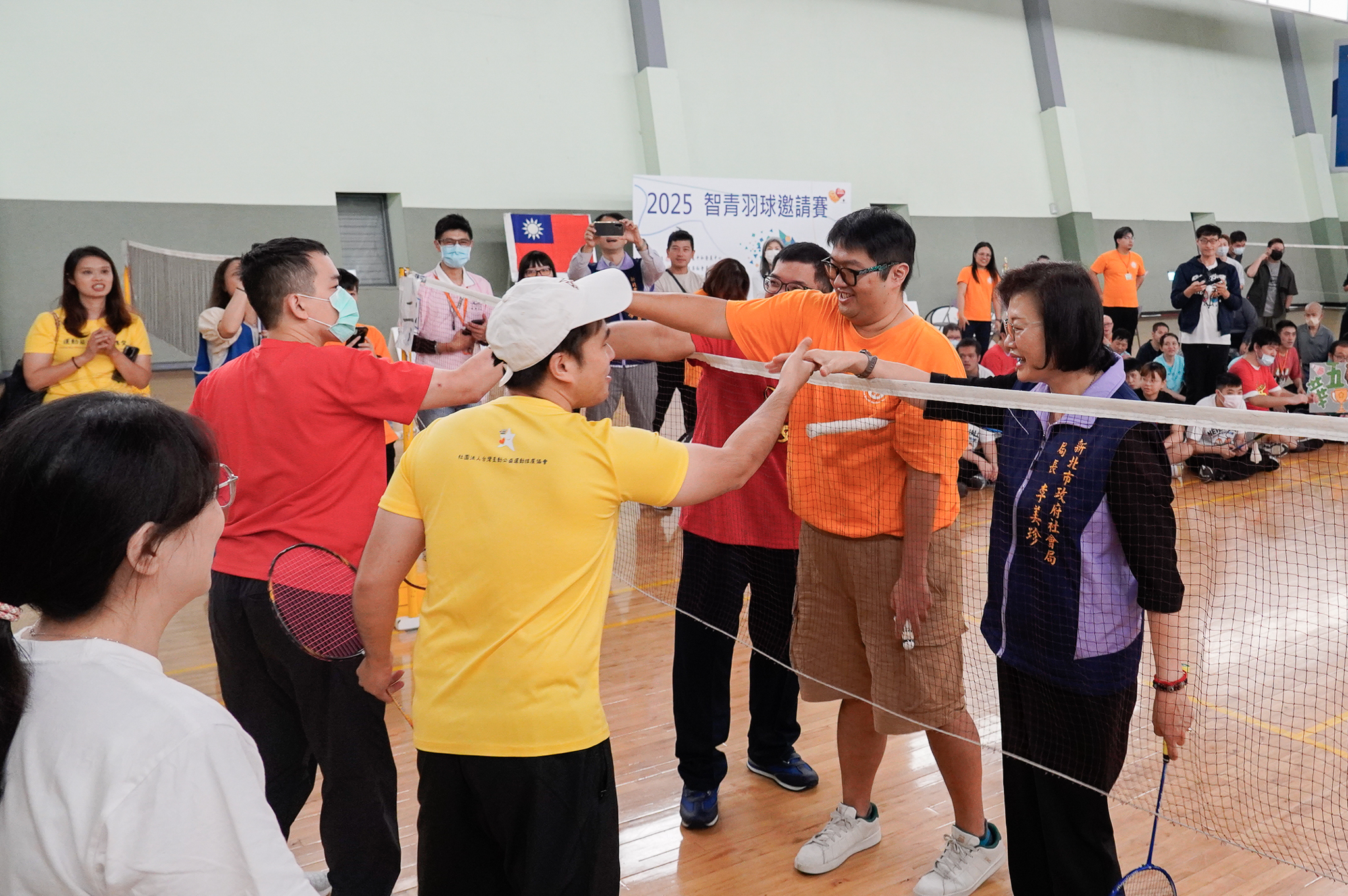 社會局長李美珍(右1)到場為選手應援，並與中和發展中心主任林以哲(右2)及身障學員組隊進行表演賽