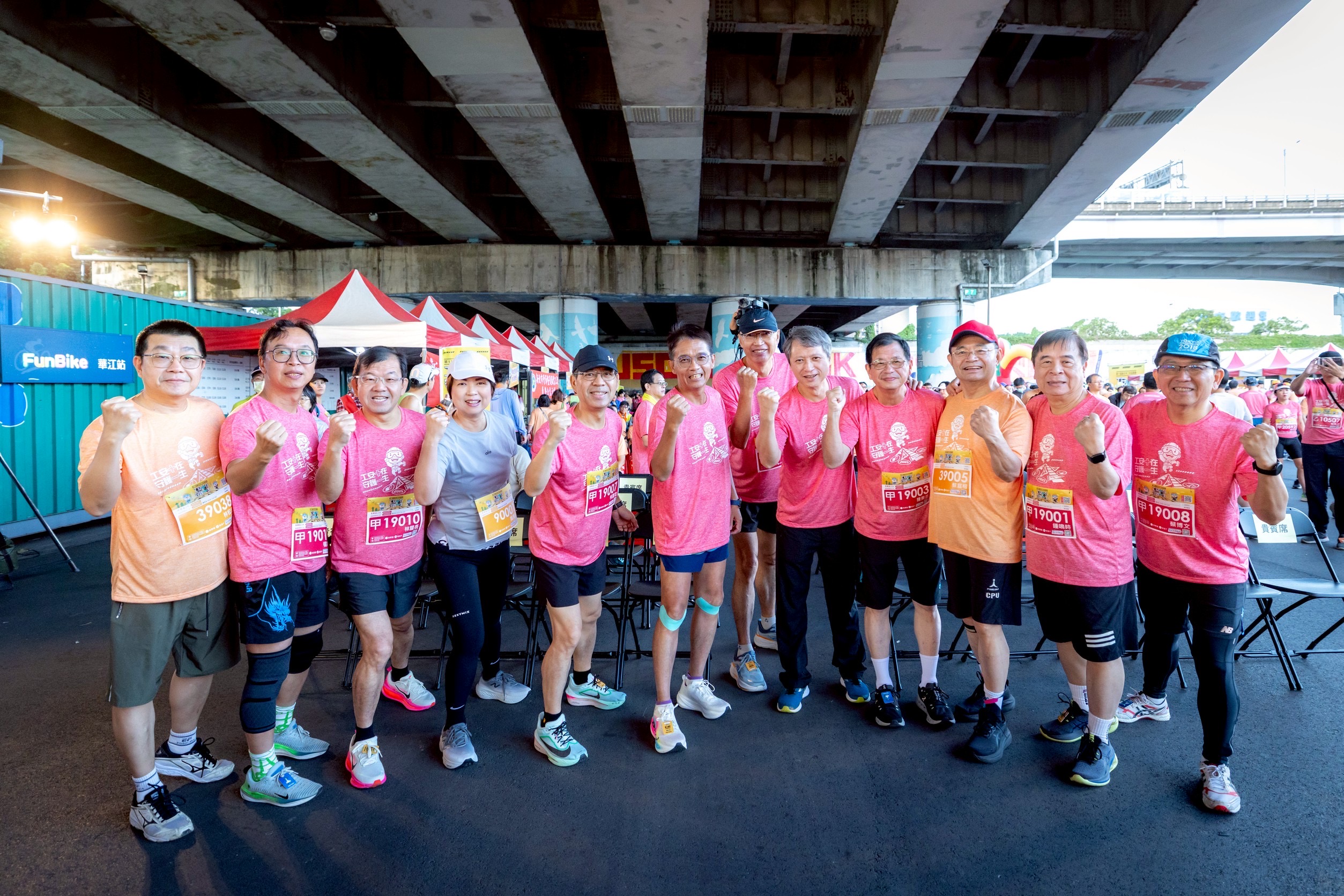 參與路跑各局局長合影
