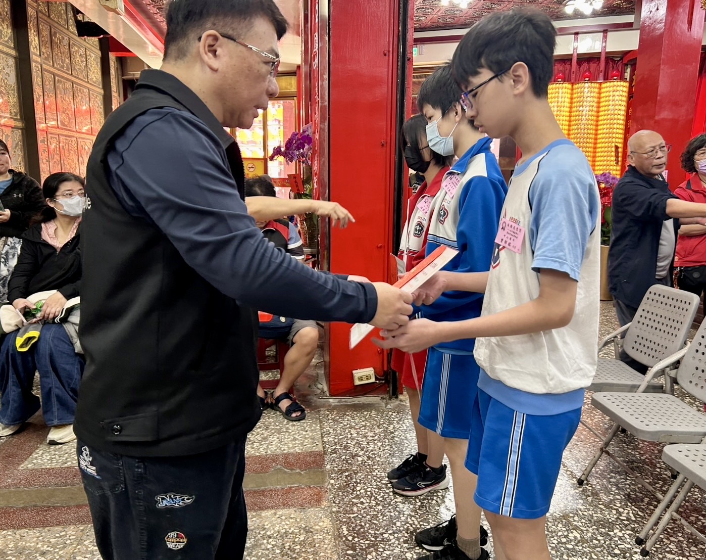 3.慈惠宮賴春穆主委(左)頒發獎助學金鼓勵學子