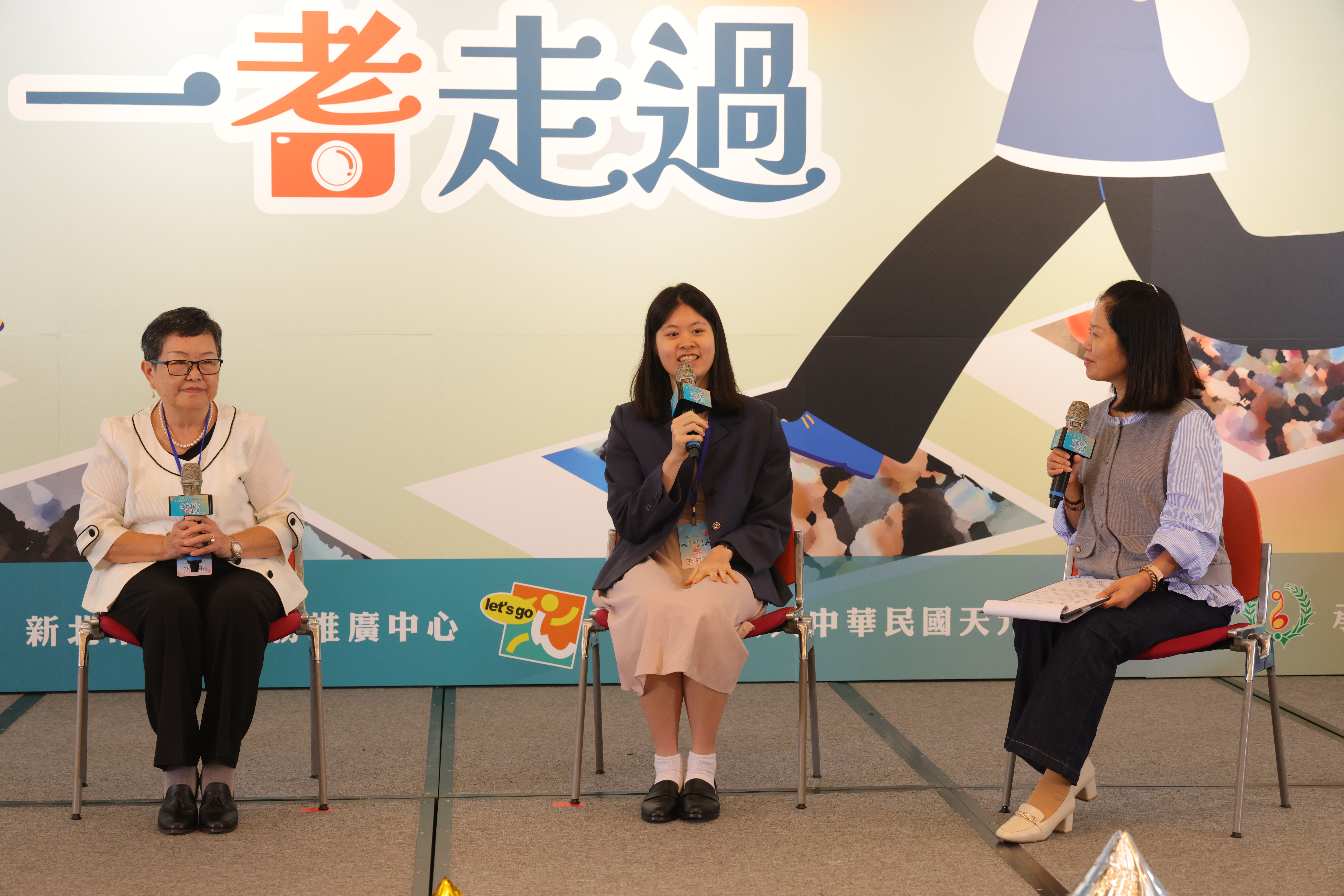 榮獲銀牌獎的青年志工李宛熹(中)分享她至耕莘醫院採訪志工心得，感動地說：「志工雖然不穿白袍，卻是醫院裡最柔軟的力量」。左1為耕莘醫院孫蘭玉志工