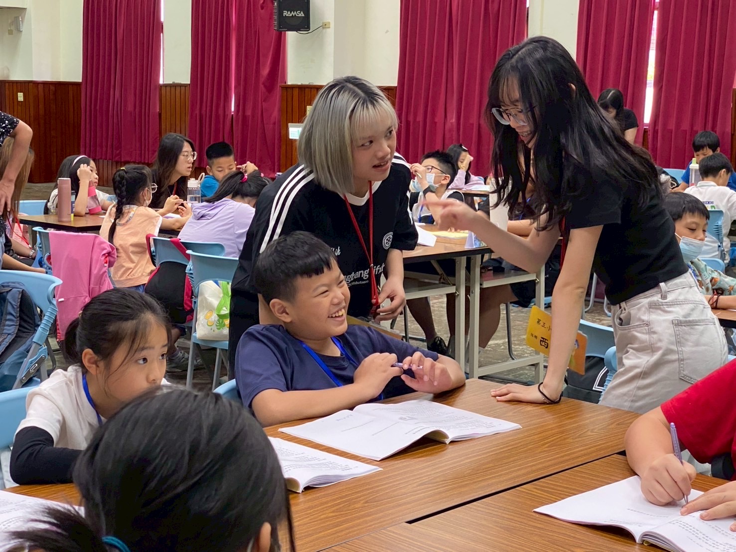 新北市除招募青年志工記者，今年也招募24位青年志工擔任營隊隊輔，帶領國小學童學習志願服務精神，成為下一代志工的生力軍。