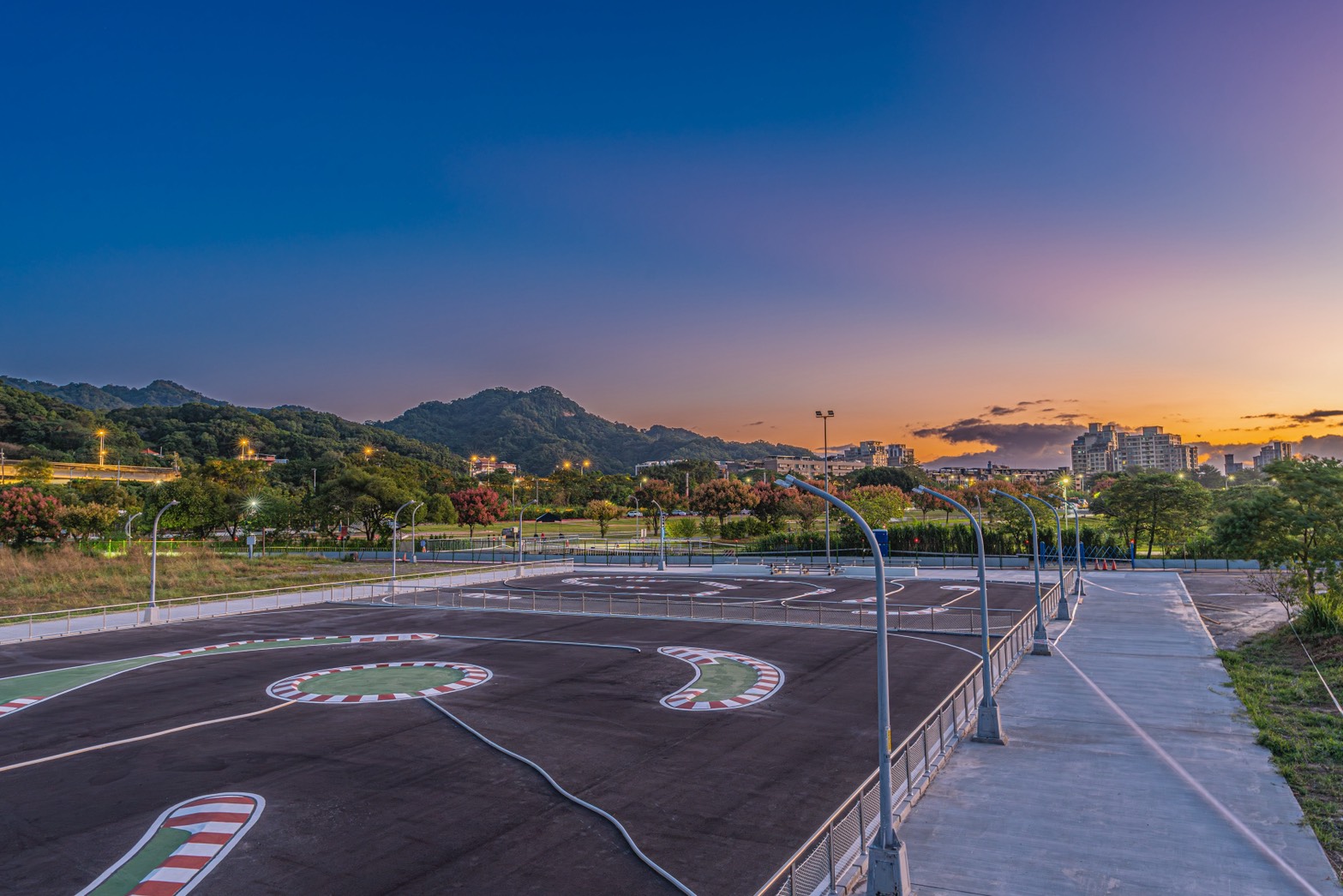 山佳遙控賽車場坐落於山佳河濱公園荷花池旁