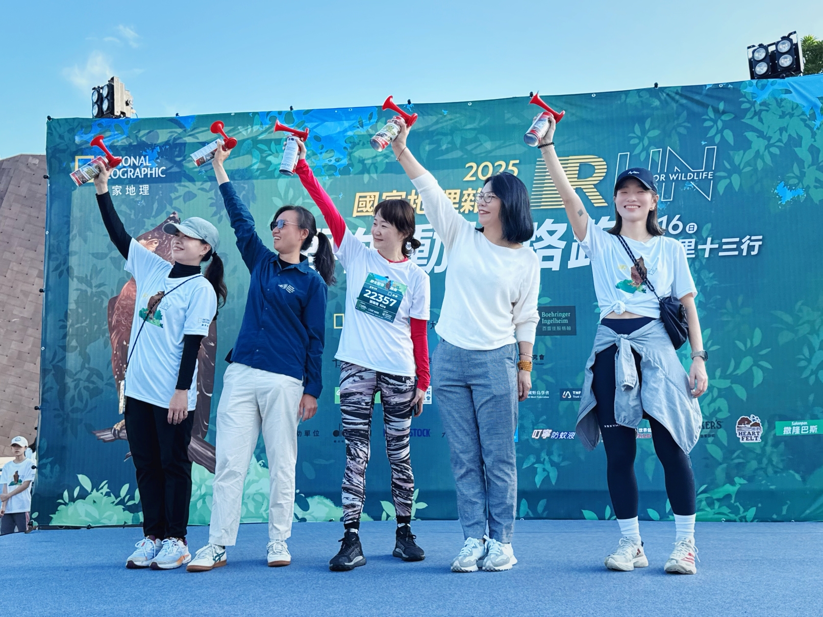 活動貴賓共同為跑者鳴槍。