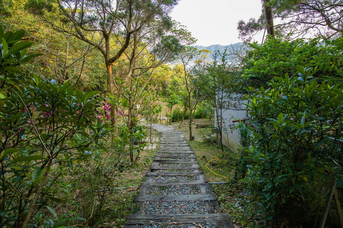 野柳里步道採用枕木結合碎石鋪設工法，兼具排水與止滑功能，行走更為穩定安全。