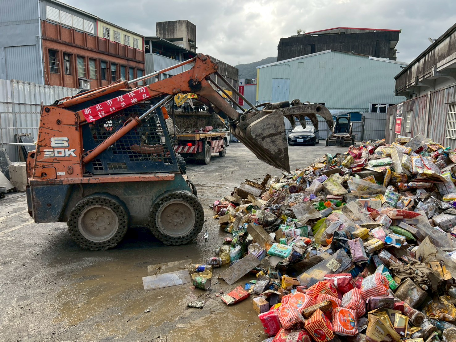 運用鏟裝機清除民眾排出廢棄物