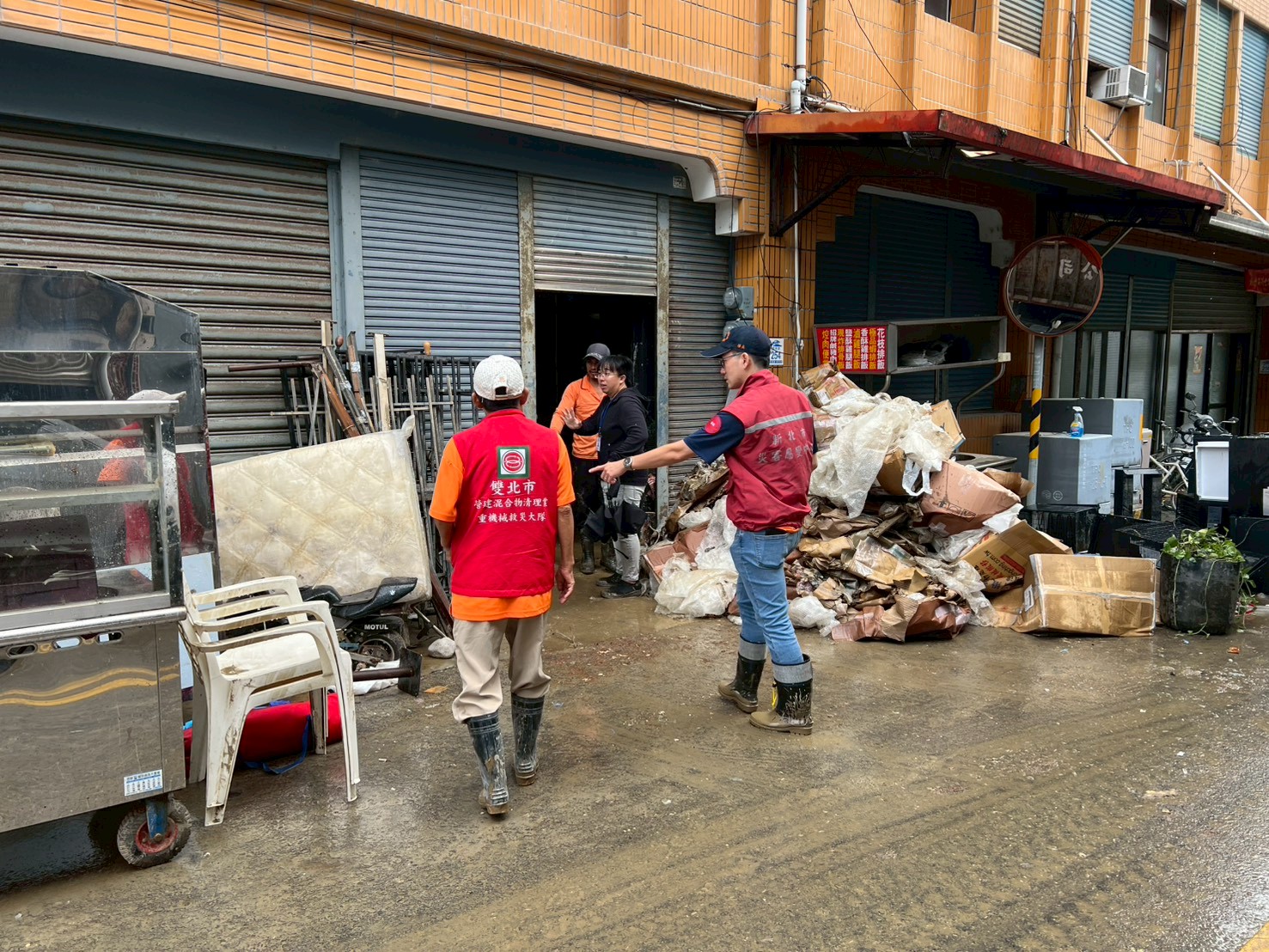 新北帶隊官現場與民眾溝通清運作業