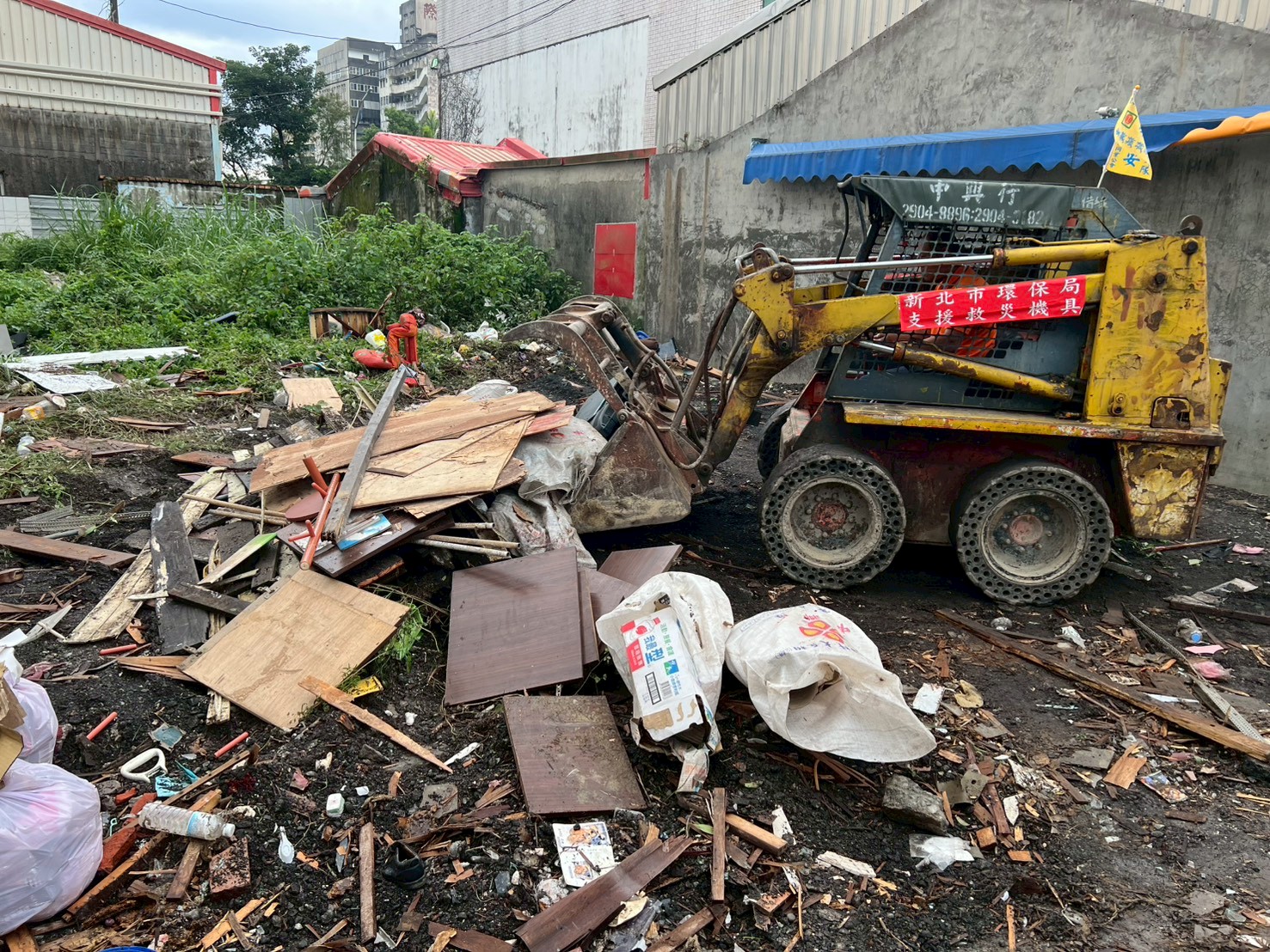 清除南澳民眾排出淹水廢棄家具及廢棄物