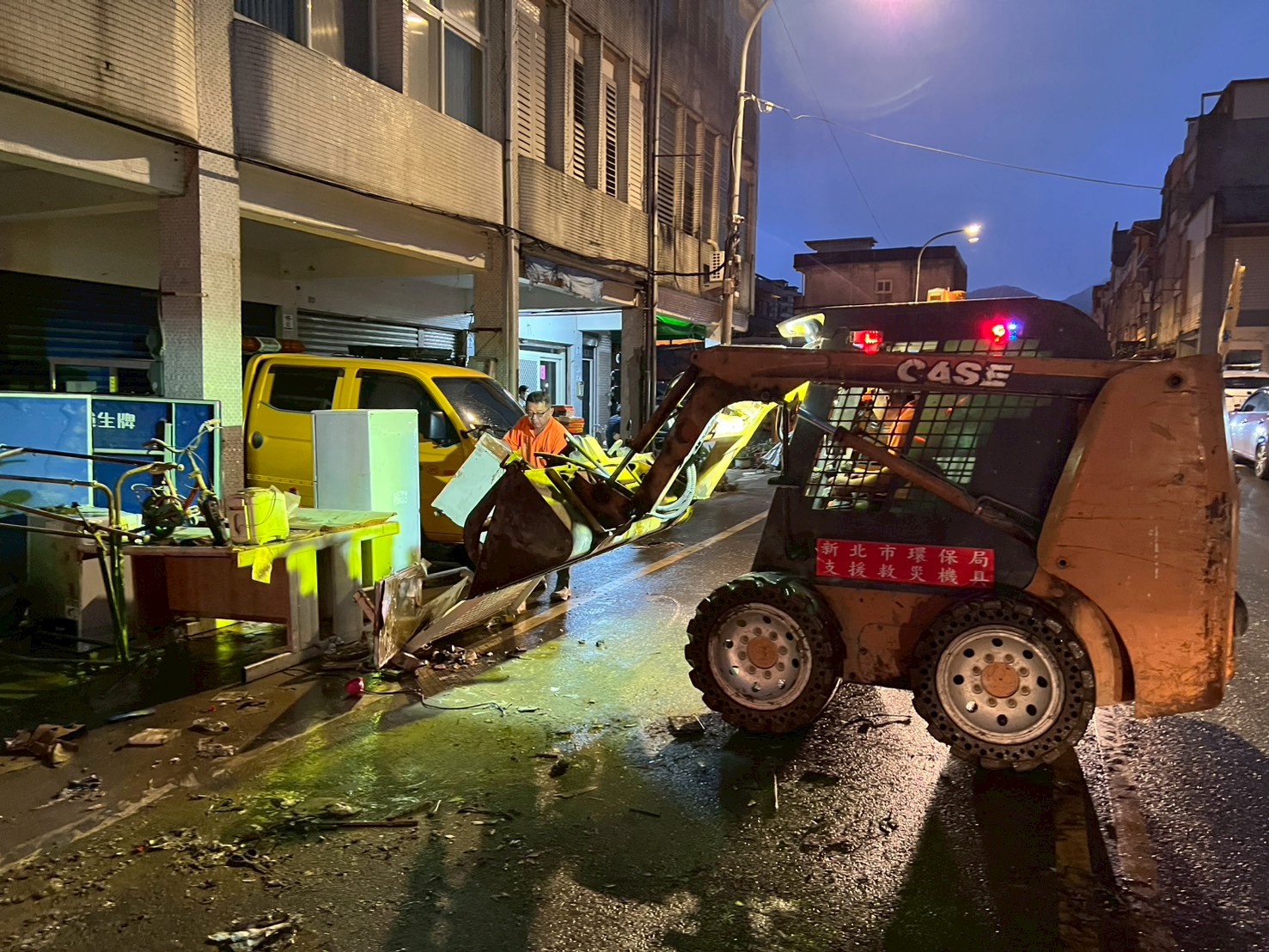 夜間持續作業加速恢復市容1