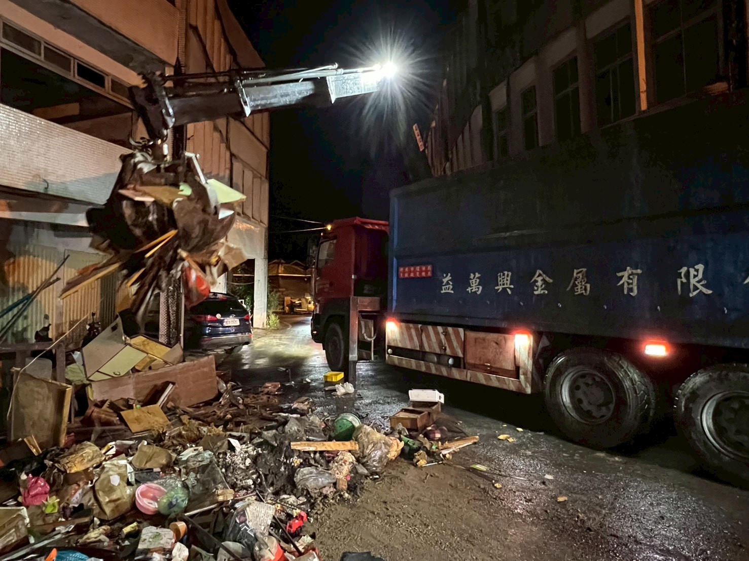 夜間持續作業加速恢復市容