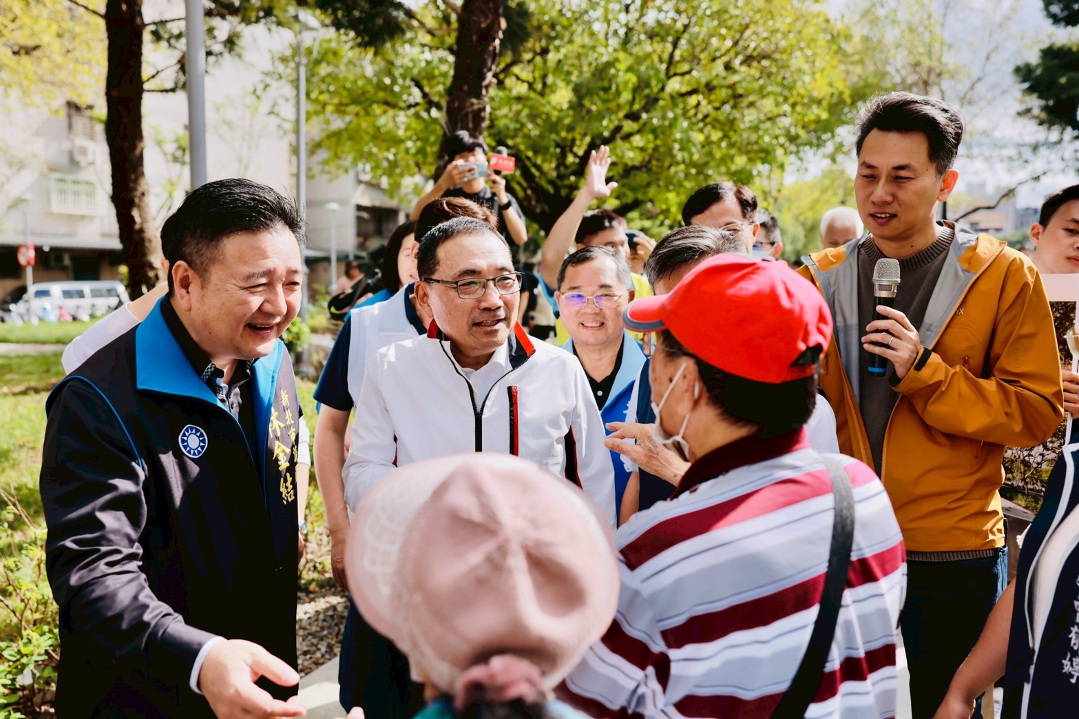 當地居民向市長表達無障礙坡道改善的非常友善。