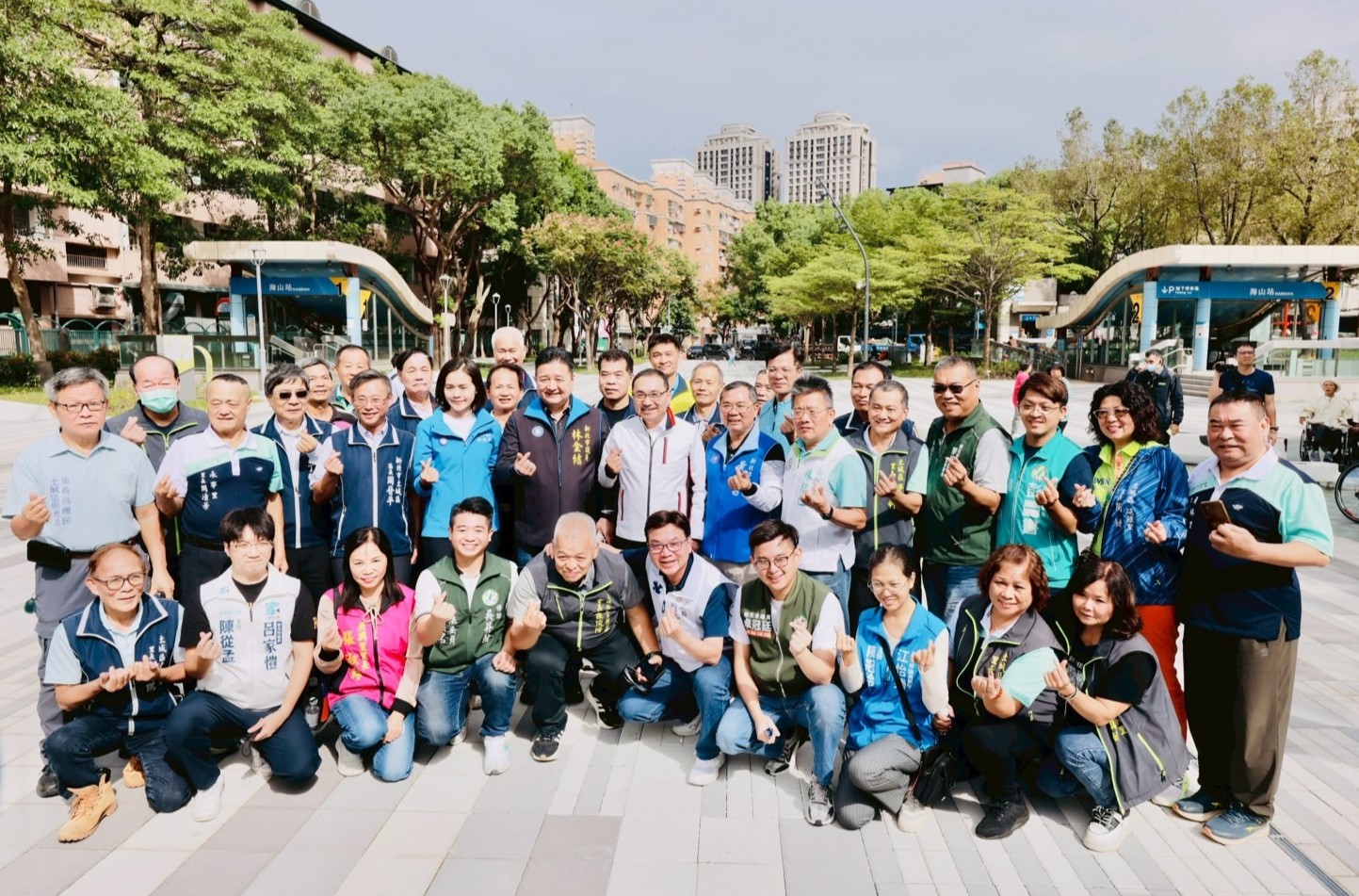市長和土城區民意代表、區長及里長們合影。