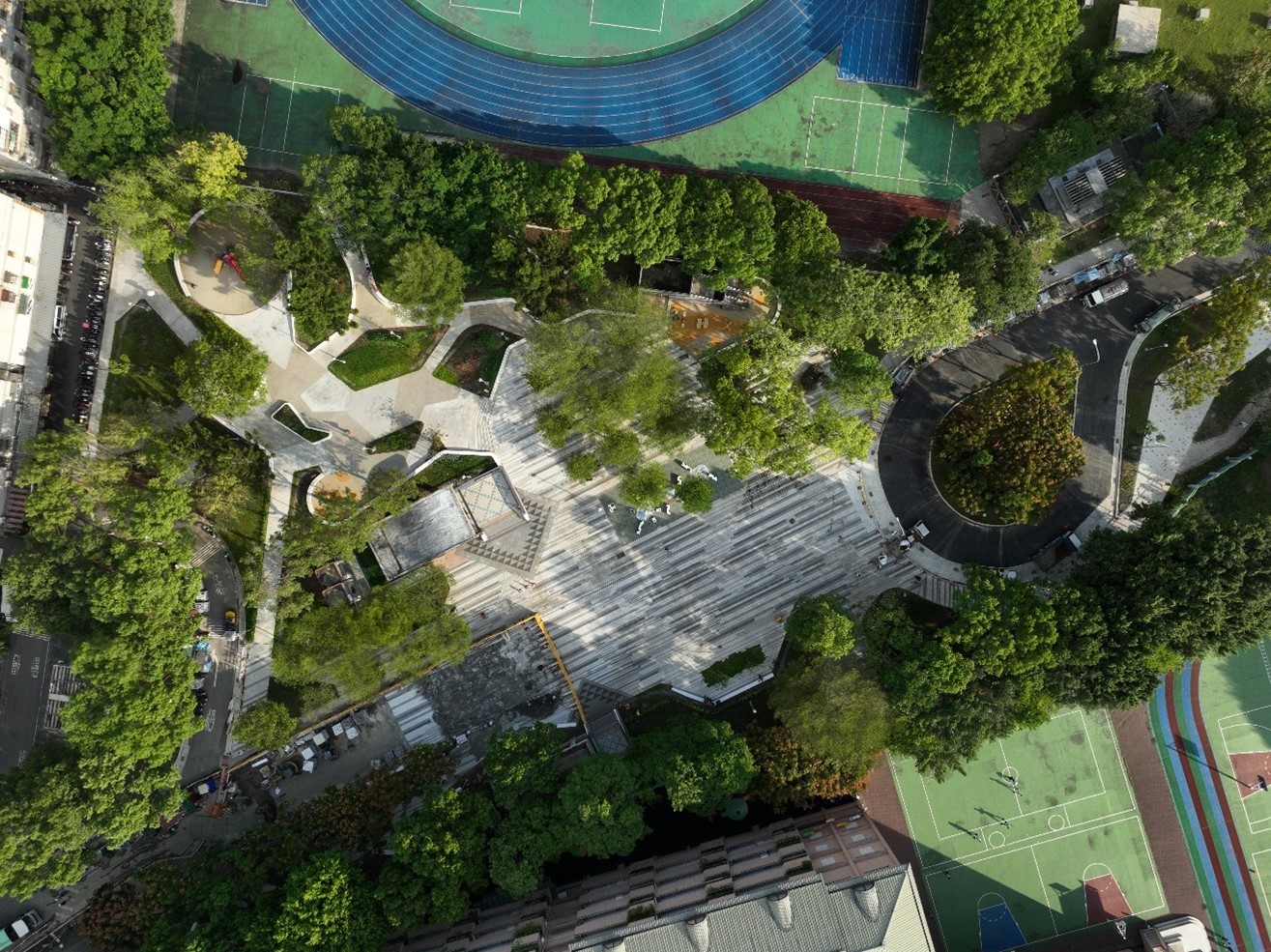 縫合捷運海山站1、2號出口之間的空間，營造大型廣場。