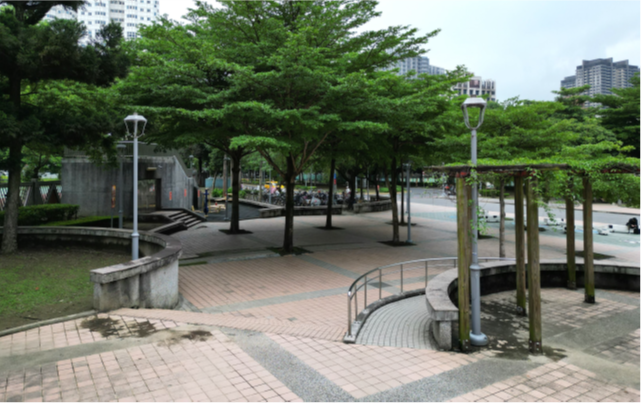 廣場改善前，消除高低差，創造完整開放廣場。