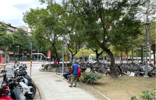 廣場改善前，調整自行車停放區、移除障礙物，創造友善行人空間。