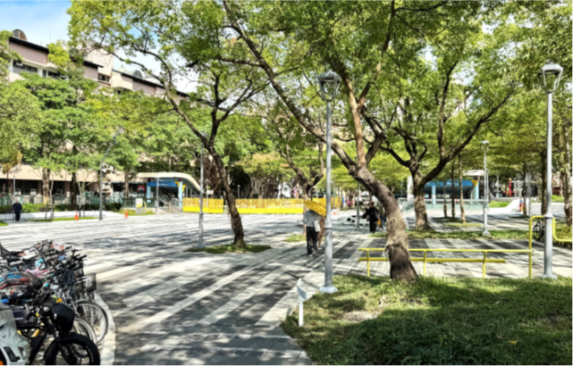 廣場改善後，調整自行車停放區、移除障礙物，創造友善行人空間。