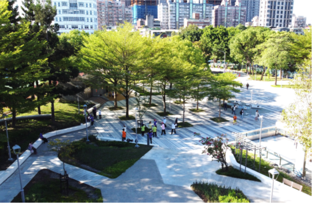 廣場改善後，消除高低差，創造完整開放廣場。