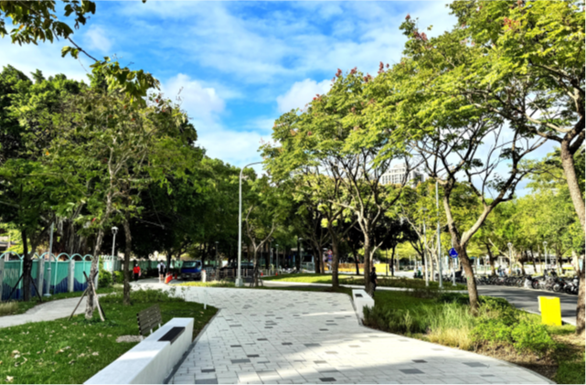 經路型調整、人行道拓寬，海山路人行道成為友善、舒適的通學廊道。