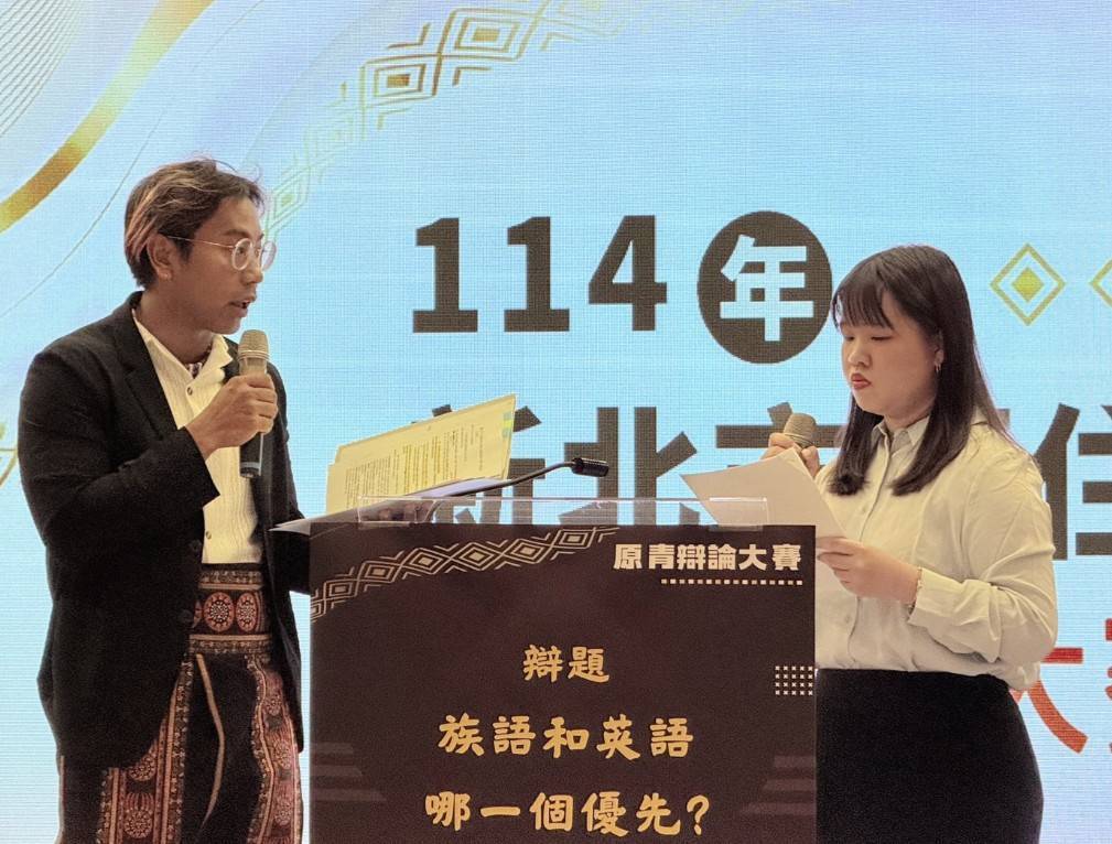 ▲原青辯士站在台上辯論發聲。(圖/新北市政府原民局提供)