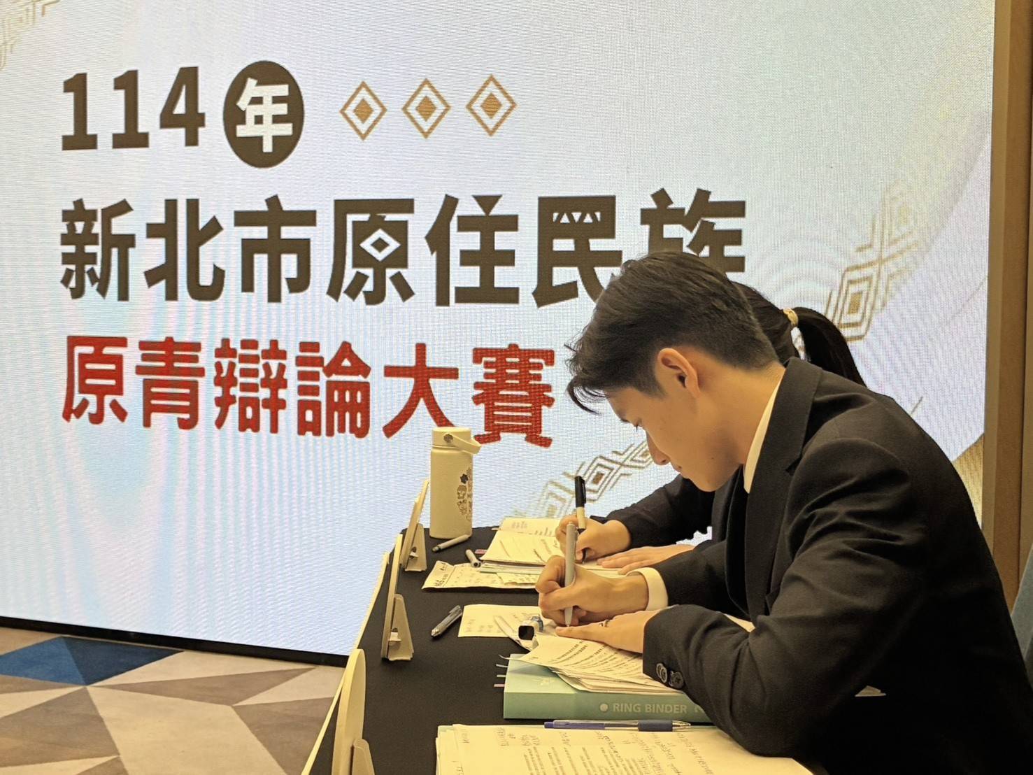 ▲辯論團隊討論辯論方向。(圖/新北市政府原民局提供)