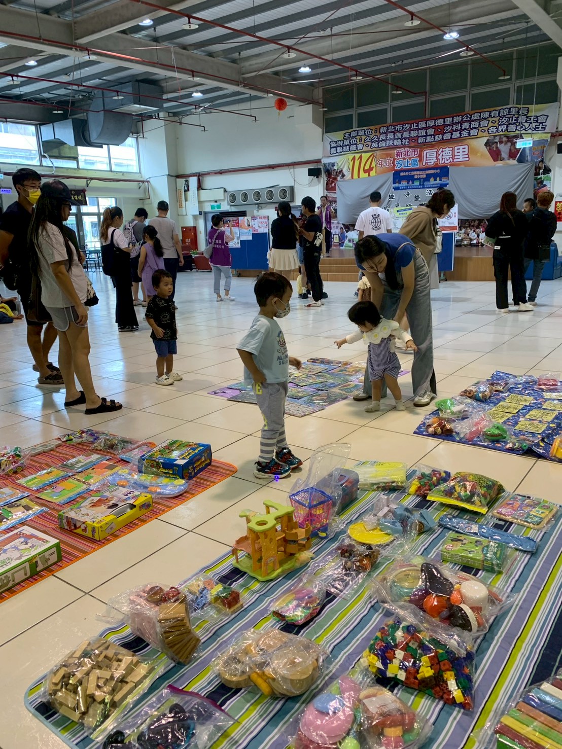  七星區居家托育服務中心在汐止厚德山光市民活動中心舉辦趣味活動暨感恩惜物市集 吸引家長帶小孩參加