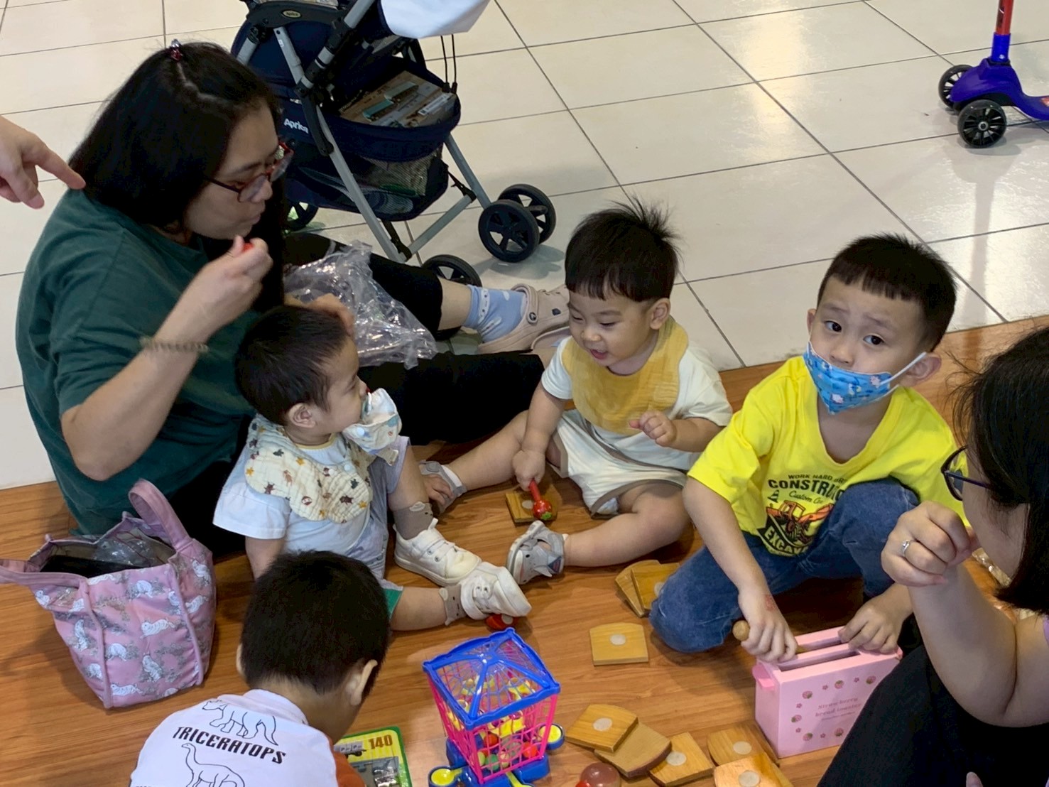 居家保母帶小孩利用教玩具遊戲