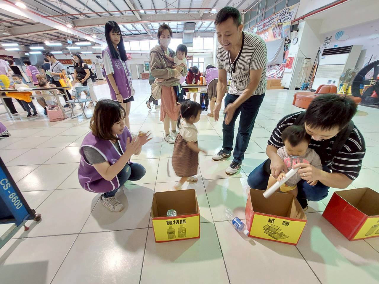  家長帶領小孩認識各項物品並進行分類闖關