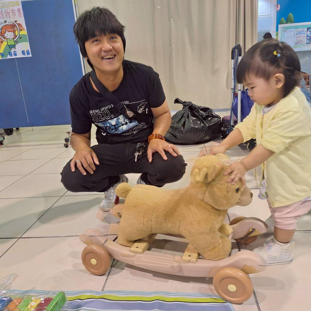  家長陪伴孩子一起玩教玩具