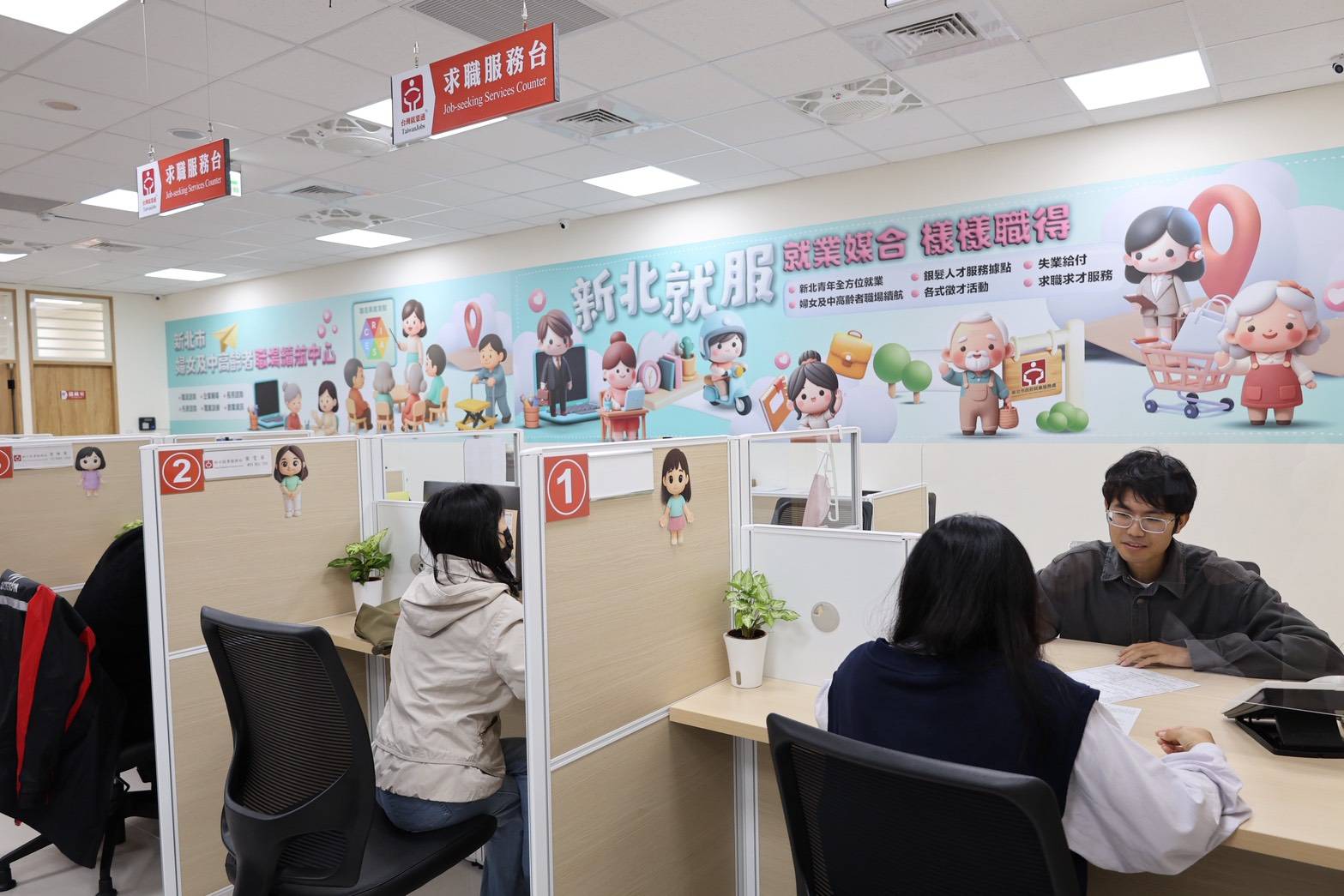 開幕首日臨櫃服務求職民眾