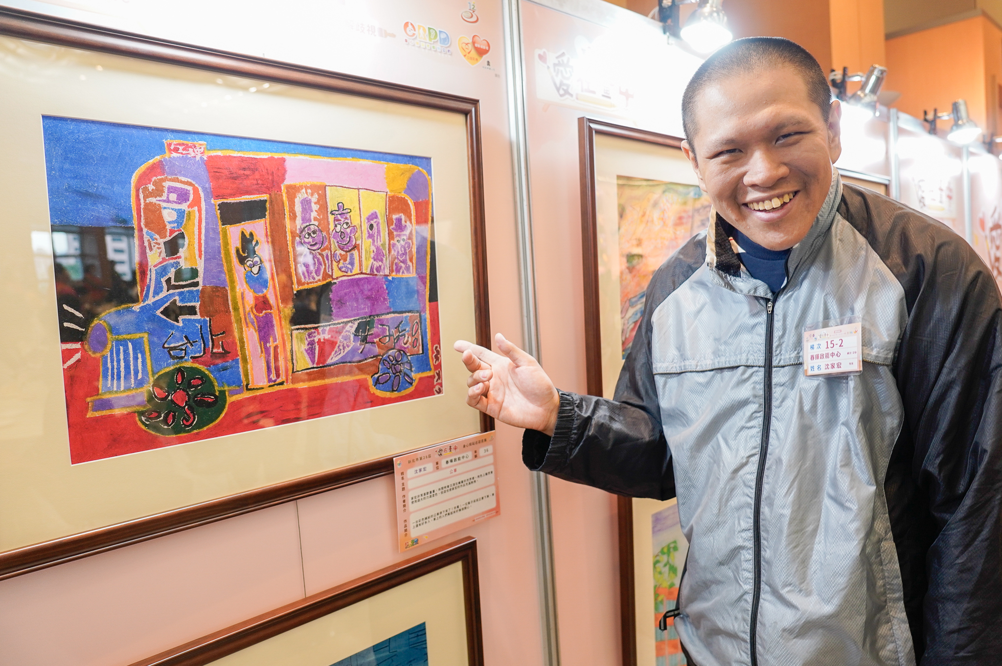 春暉啟能中心的沈家宏，得獎畫作「公車」，用熱情而誇張的色調，創作出坐公車的形形色色的乘客。