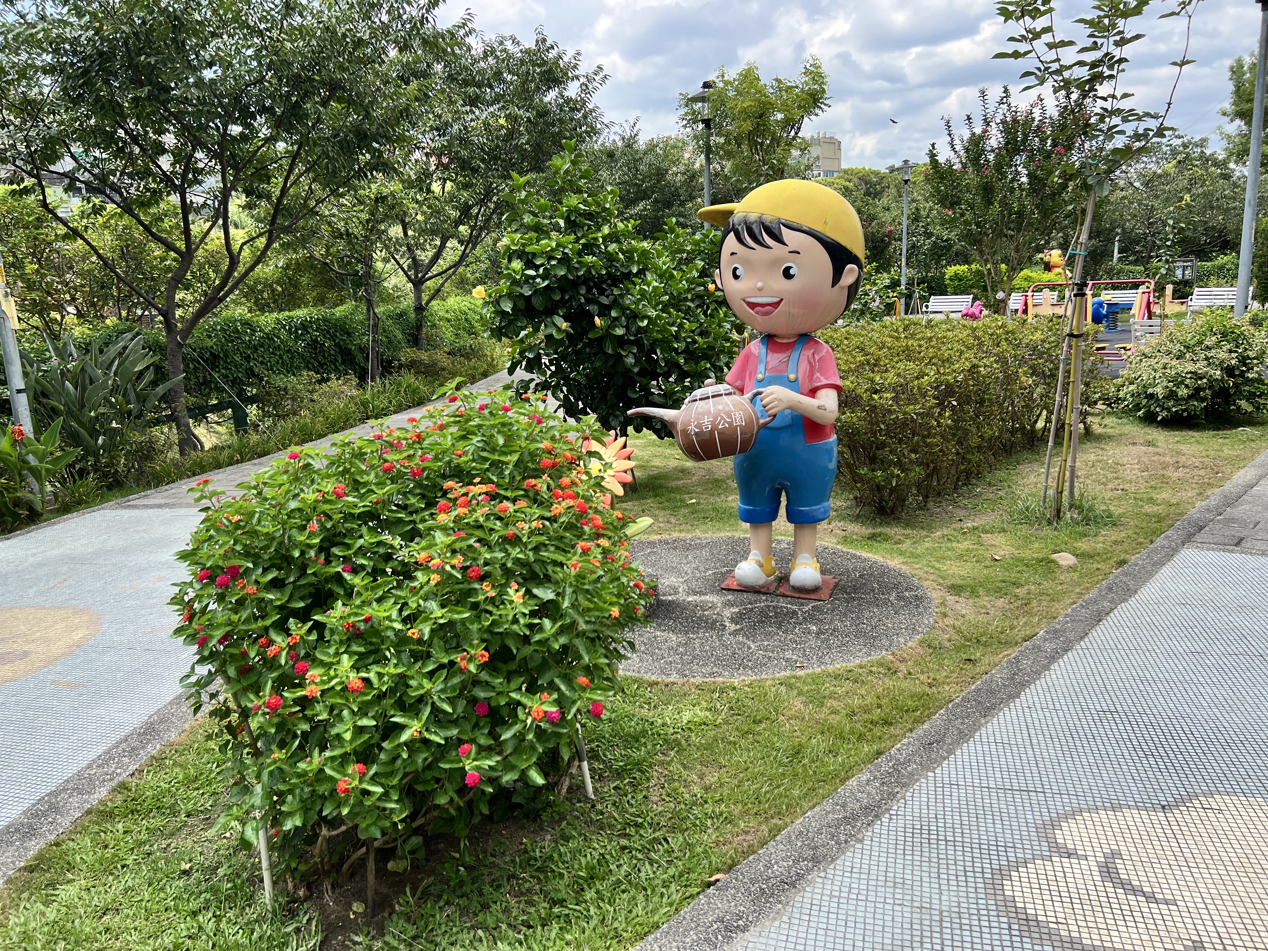 鶯歌區永吉公園坐落於知名的陶瓷藝術之鄉，公園設計深度融入鶯歌在地特色，以陶瓷文化為靈感來源