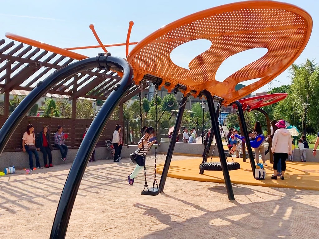永吉公園以蝴蝶造型設計的共融鞦韆遊具，成為親子遊戲的熱門亮點，充分展現「兒童友善綠空間」理念