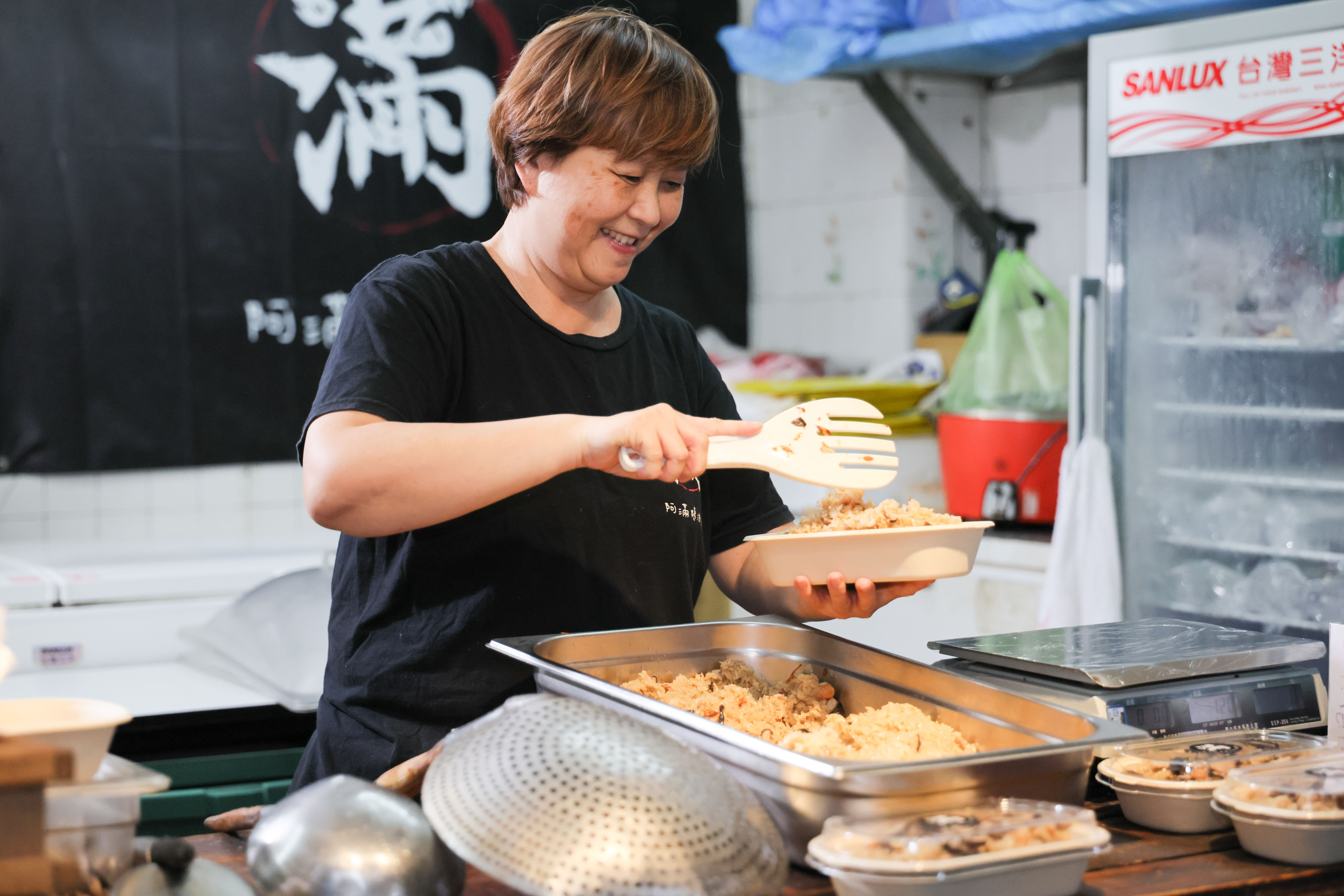 本次票選活動前十強之一的金山區金山市場阿滿姨油飯蘿蔔糕老闆娘與好吃的油飯。