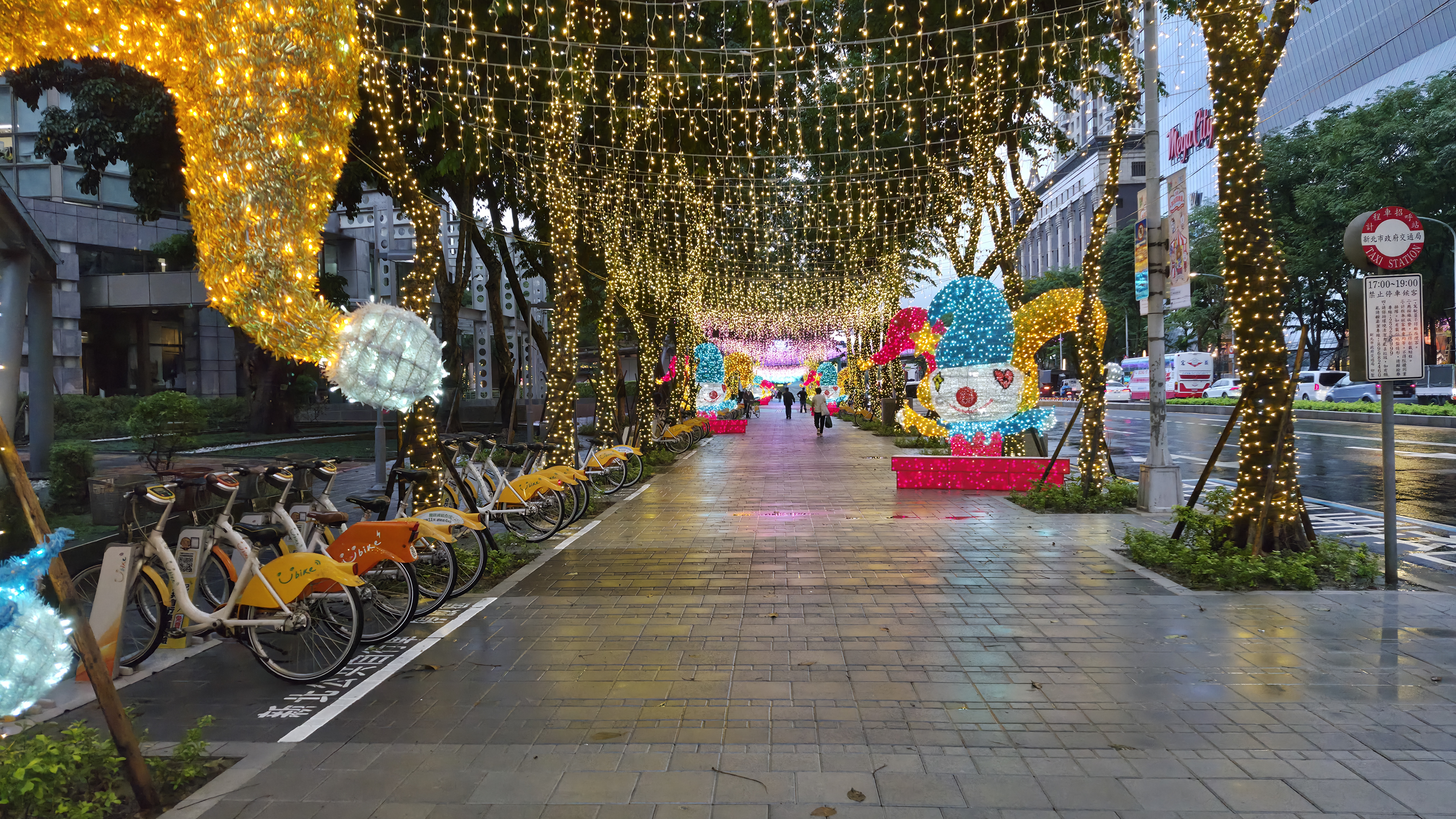 圖說： 新北市政府前廣場周邊人行環境改善工程提前於10月底完工，為新北歡樂耶誕城增添色彩。