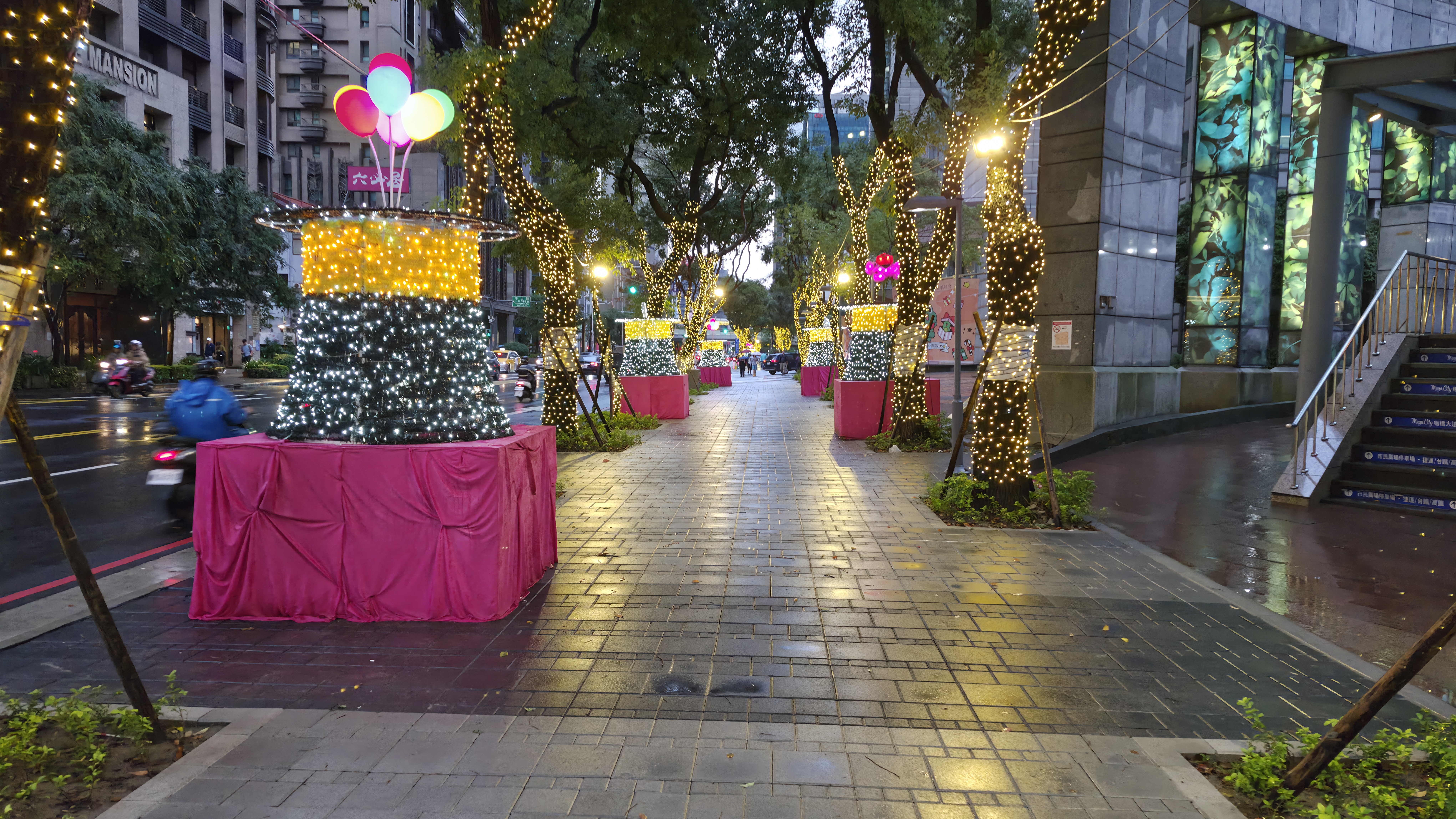 圖說： 新北市政府前廣場周邊人行環境改善工程提前於10月底完工，為新北歡樂耶誕城增添色彩