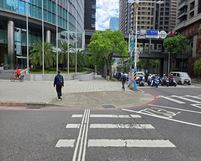 圖說： 養工處改善17處斜坡道，改採噴花地坪，兼具美觀及提高維護年限，圖為中山路一段與新站路交叉口斜坡道施工前。