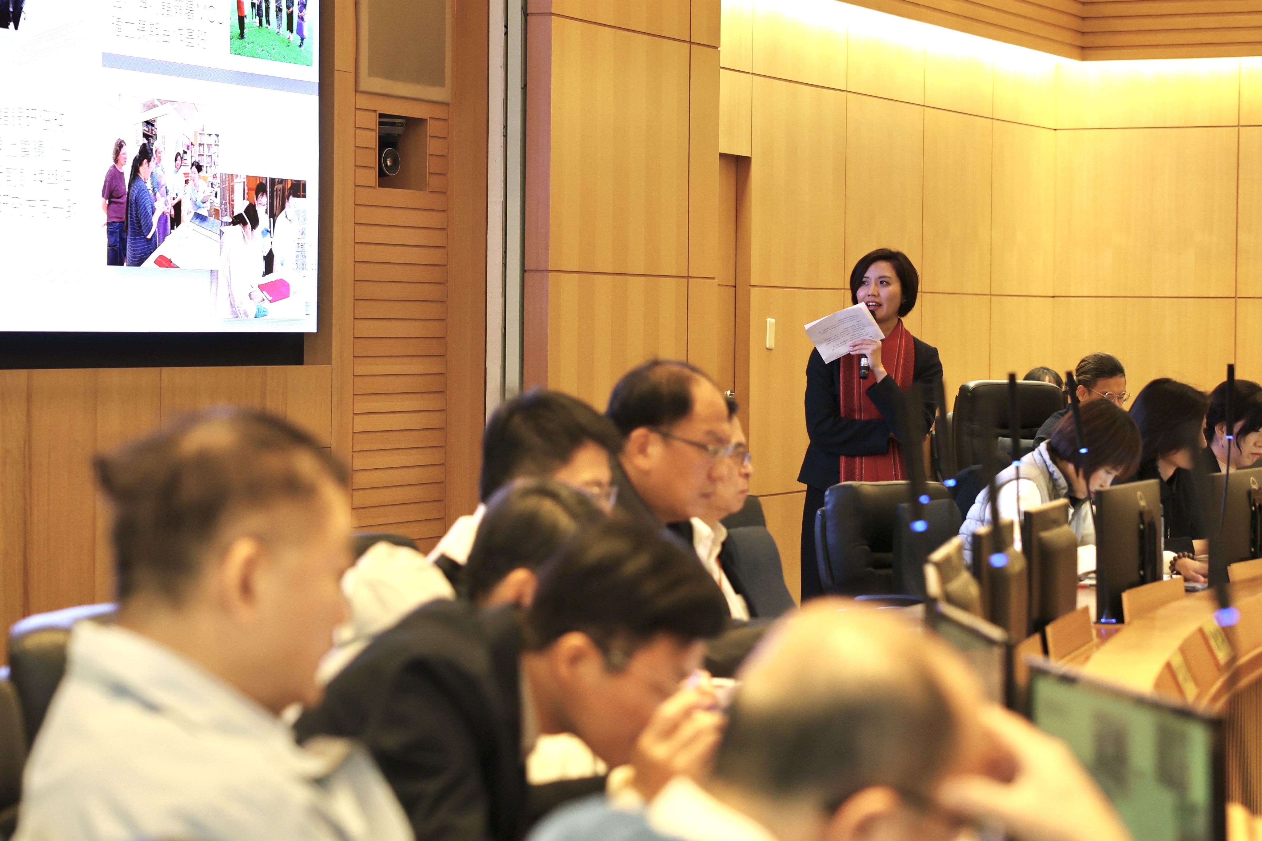 ▲原民局局長Siku Yaway林瑋茜介紹泰雅族織品文化。(圖/新北市政府原民局提供)