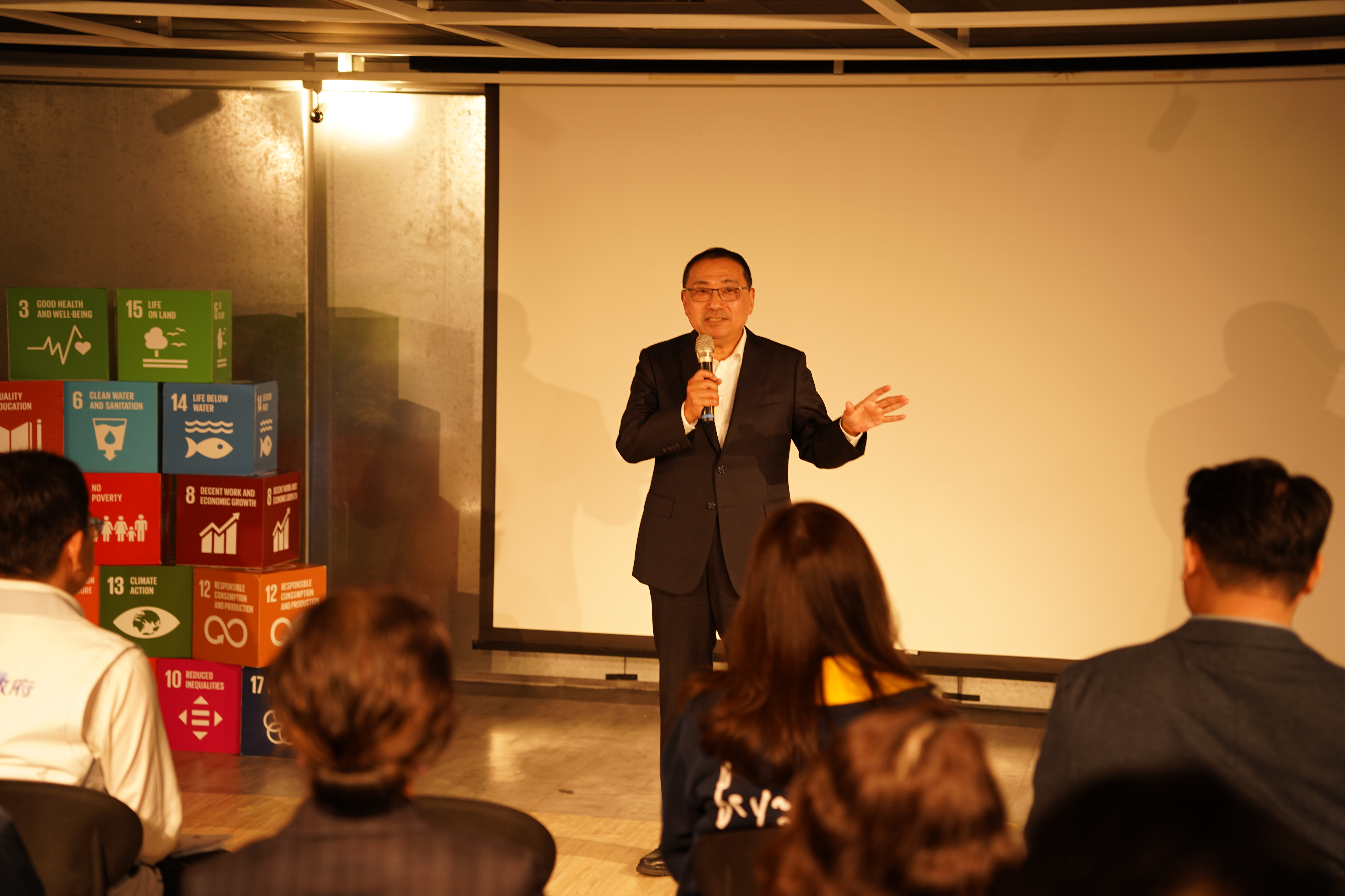 侯友宜表示，新北市延續2019年「宜居城市」與 2021年「新常態」的城市框架，2025年報告書以「日日永續，處處有感，安居樂業」為主軸，勾勒出新北完整且包容的永續願景與生活新風貌